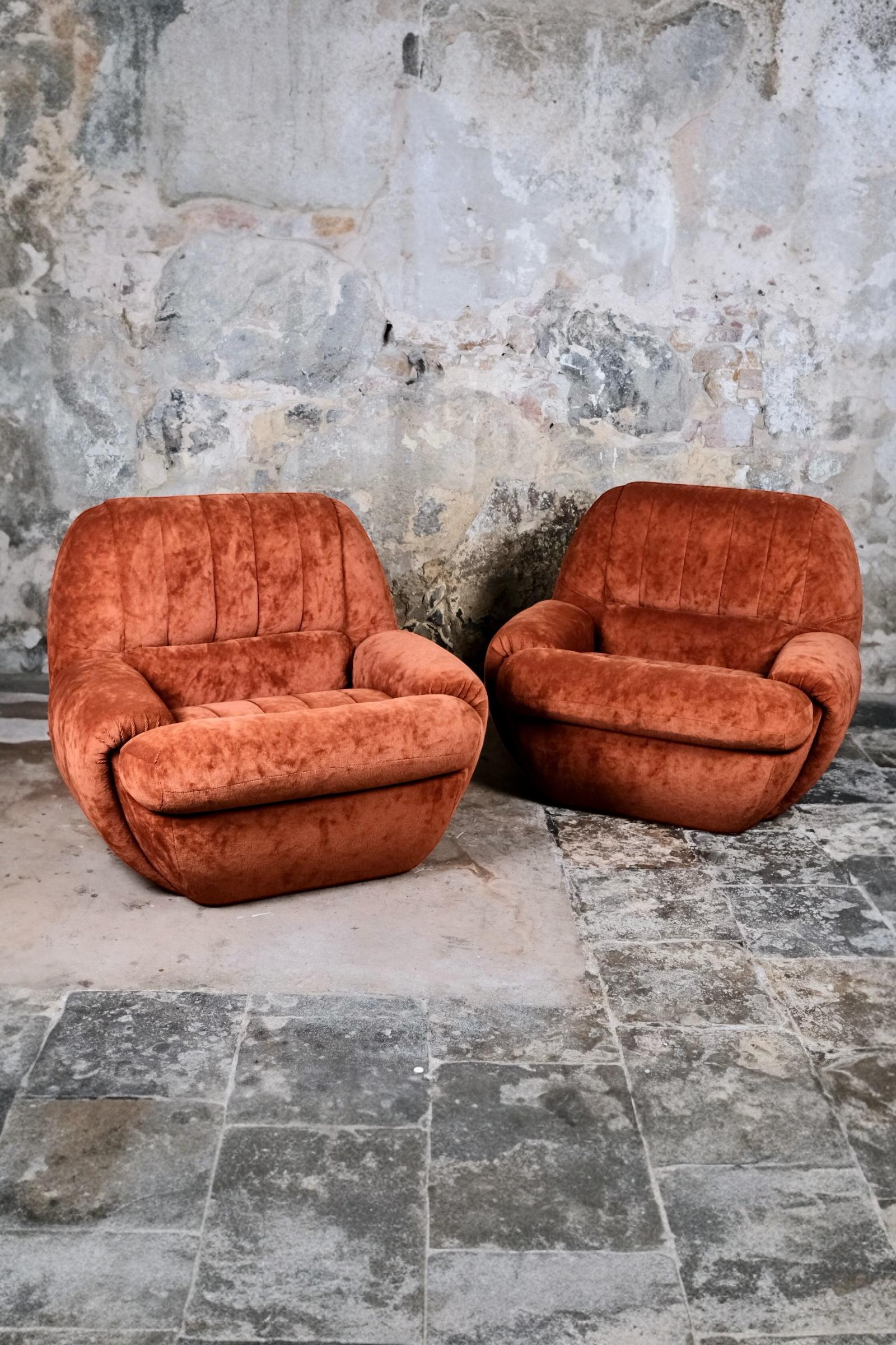 Elegante paire de fauteuils vintage fabriqués en France dans les années 1970. Recouvertes d'un somptueux tissu de velours d'une riche et chaude teinte brun écureuil, ces chaises allient un design intemporel à un confort exceptionnel. Les proportions
