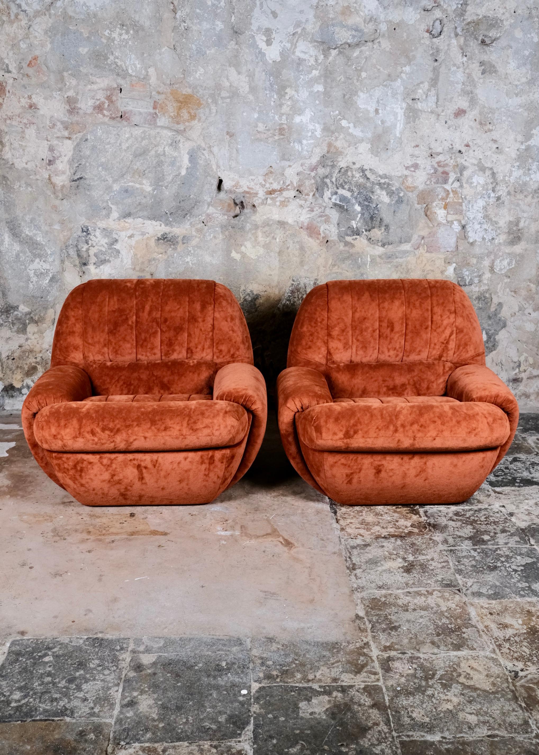 Ère spatiale Paire de fauteuils français en velours, années 1970 en vente