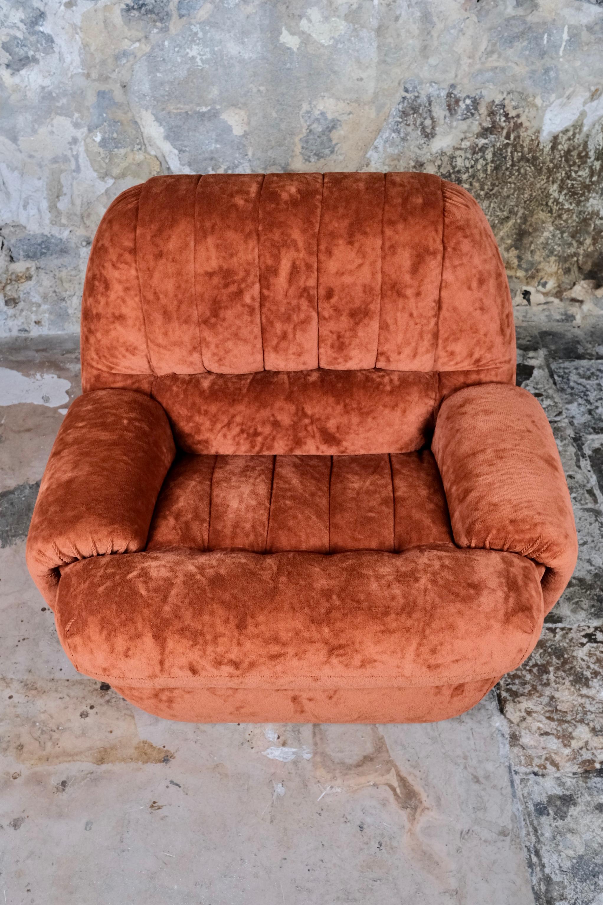 Paire de fauteuils français en velours, années 1970 en vente 1