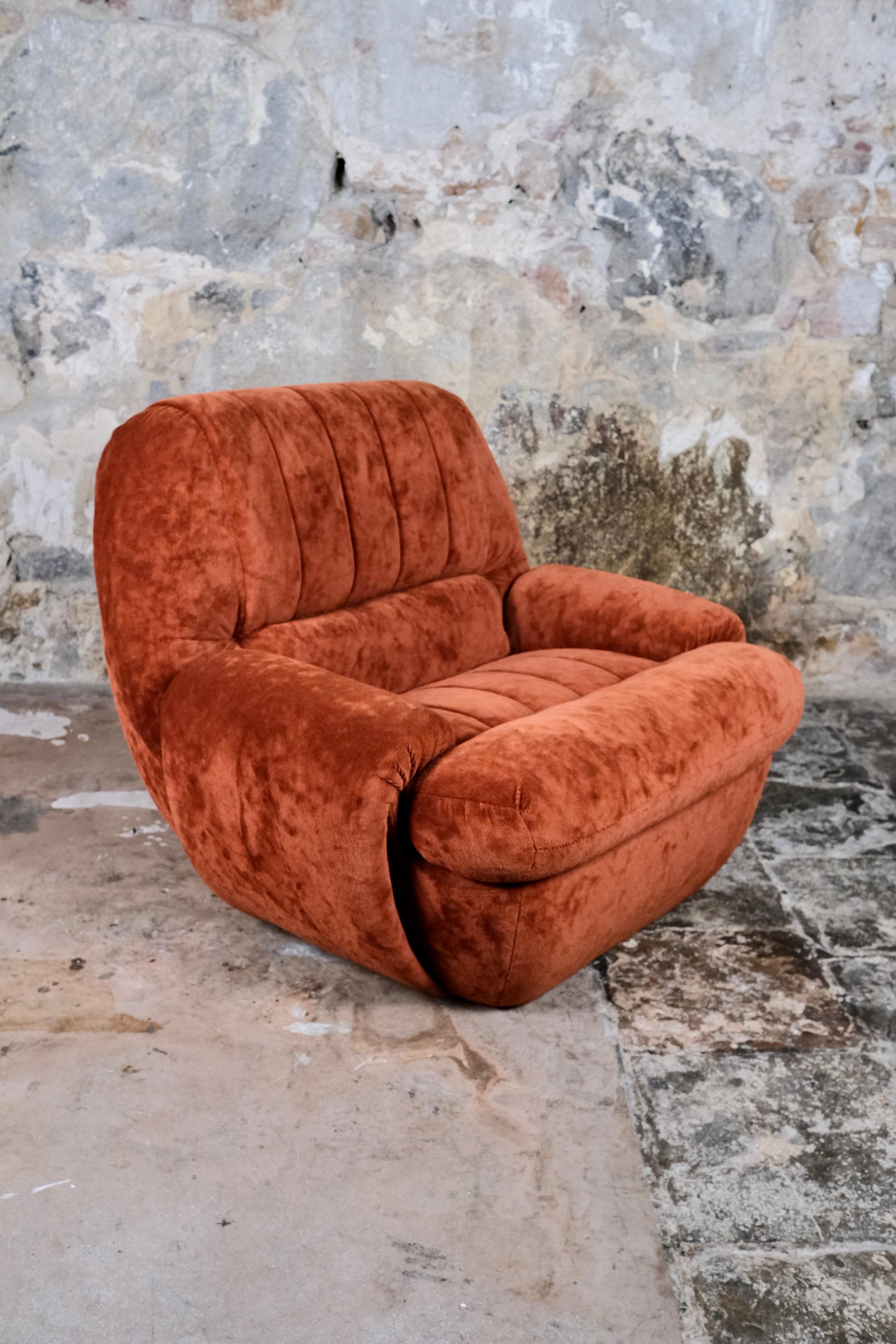 Paire de fauteuils français en velours, années 1970 en vente 2
