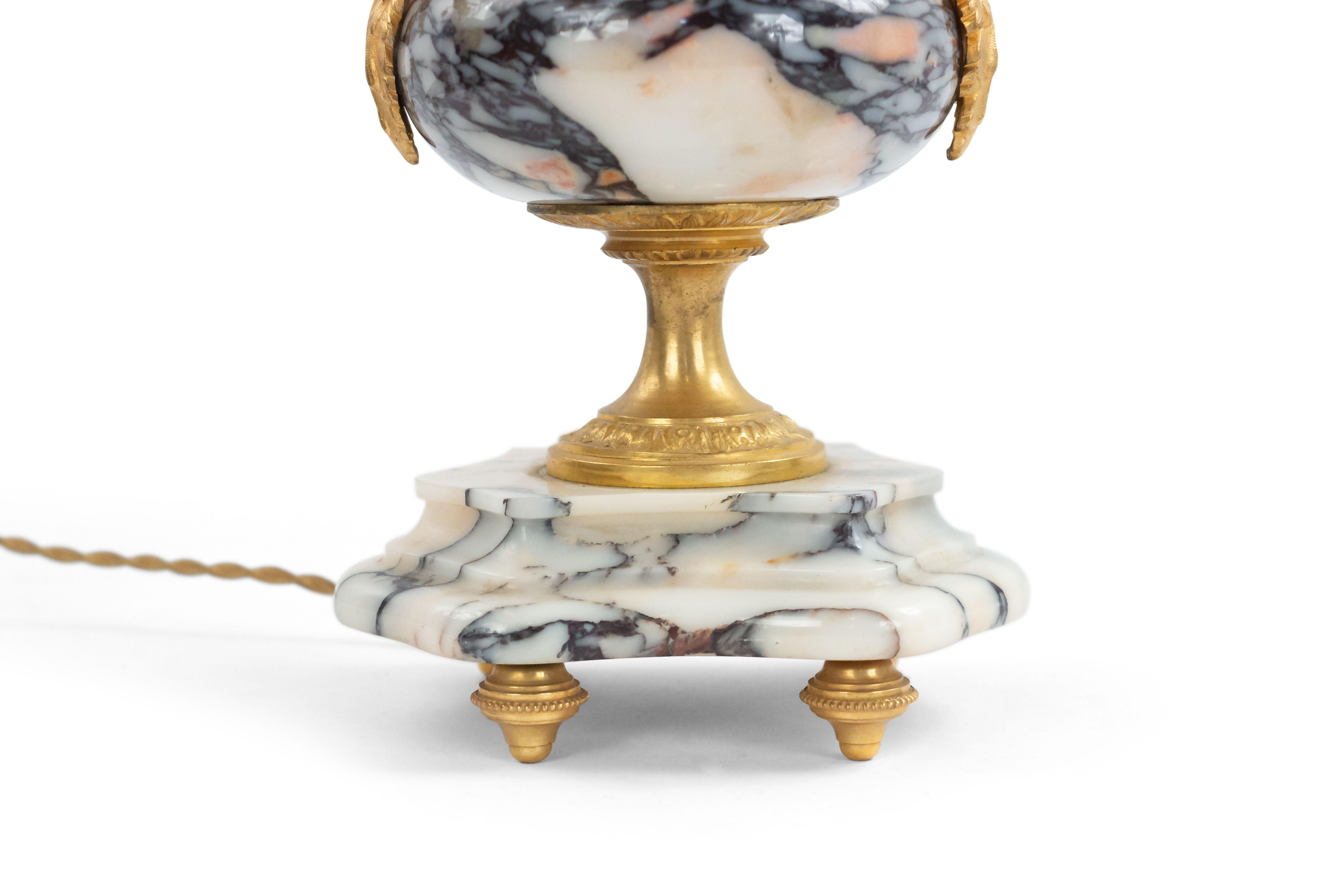Paire de lampes de bureau en forme d'urne en marbre et bronze de style victorien français en vente 1