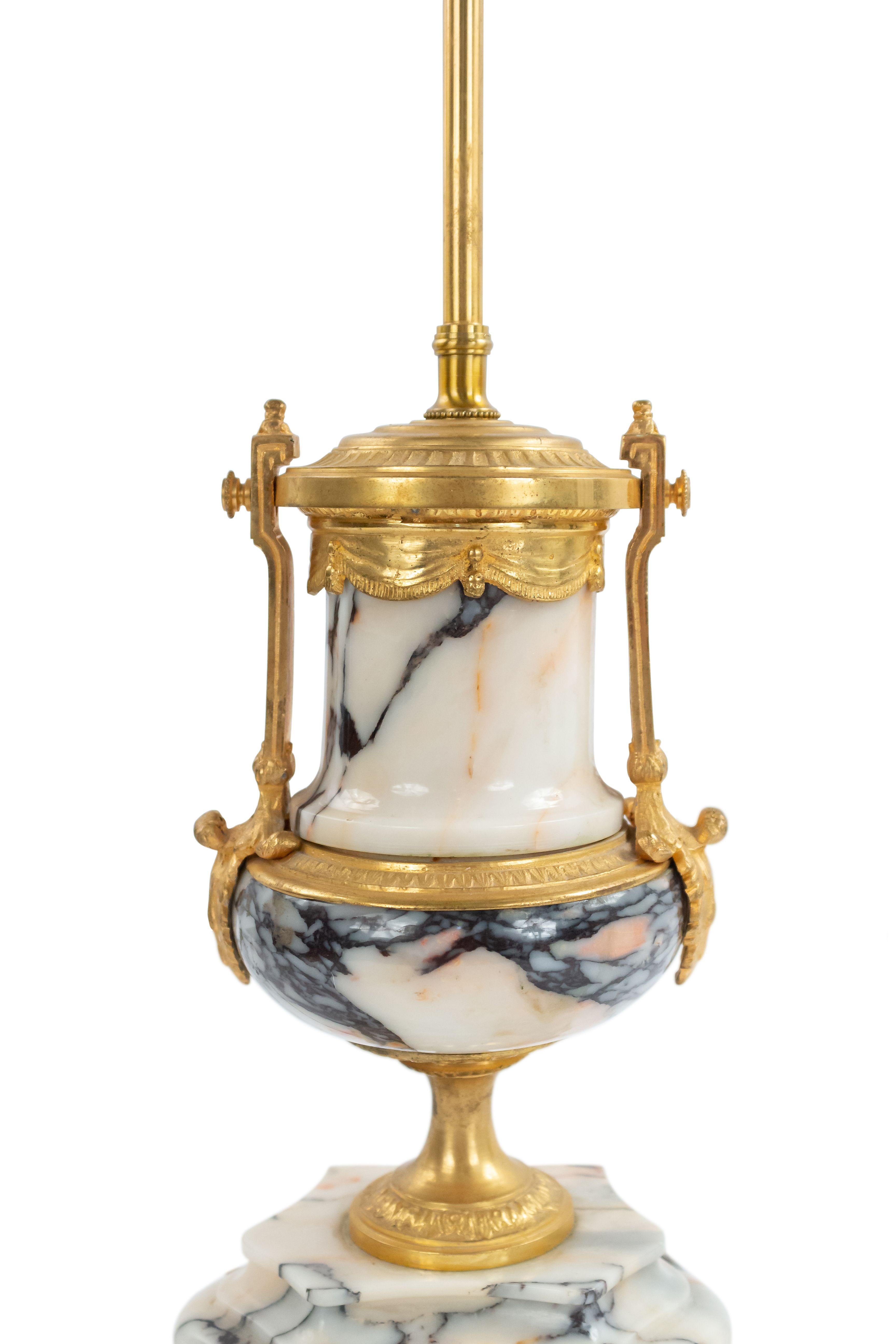 Francese Coppia di lampade da tavolo vittoriane francesi a urna in marmo e bronzo in vendita
