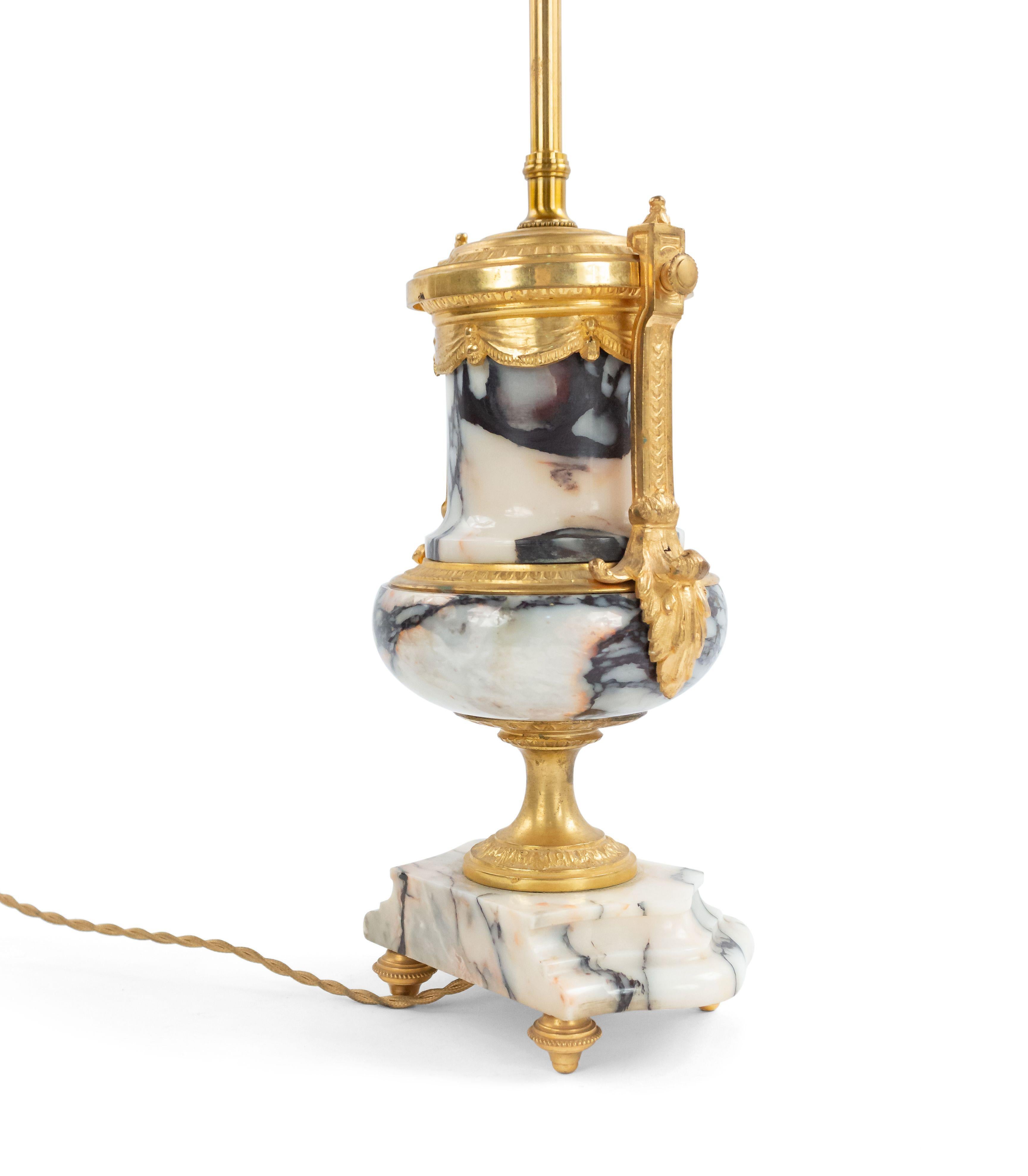 Coppia di lampade da tavolo vittoriane francesi a urna in marmo e bronzo In condizioni buone in vendita a Queens, NY