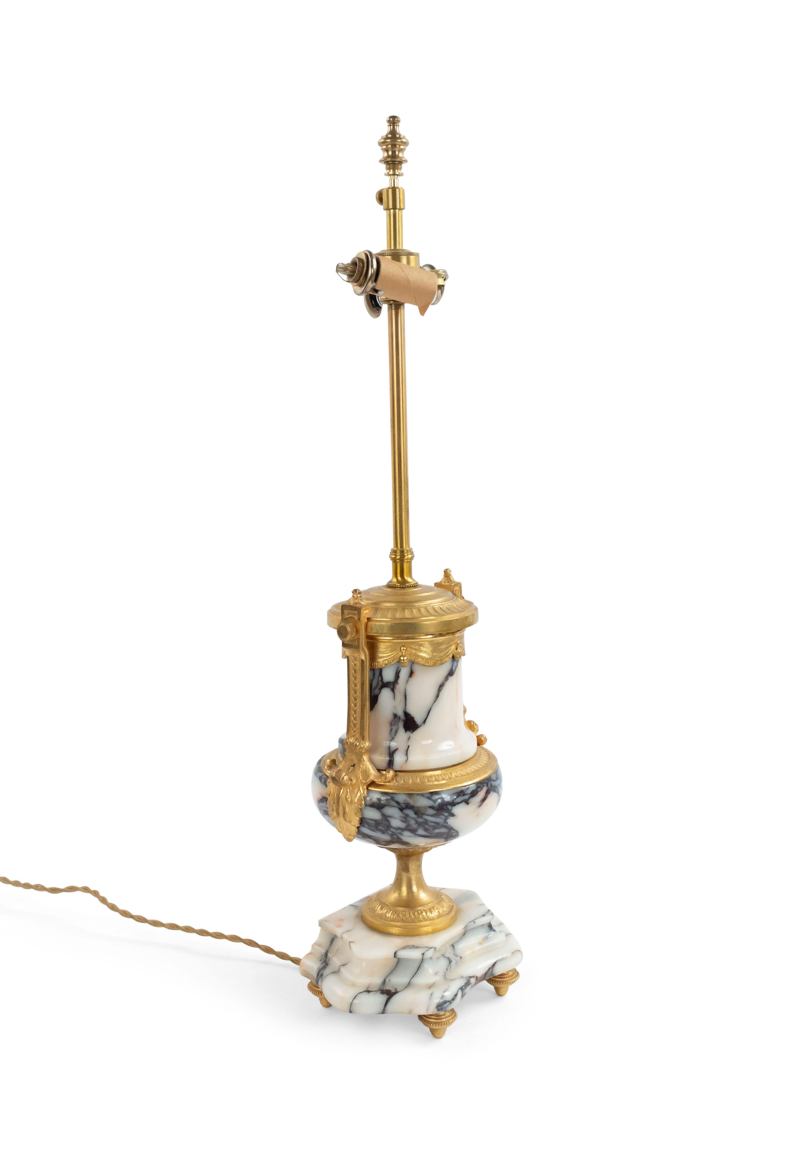 Vittoriano Coppia di lampade da tavolo vittoriane francesi a urna in marmo e bronzo in vendita