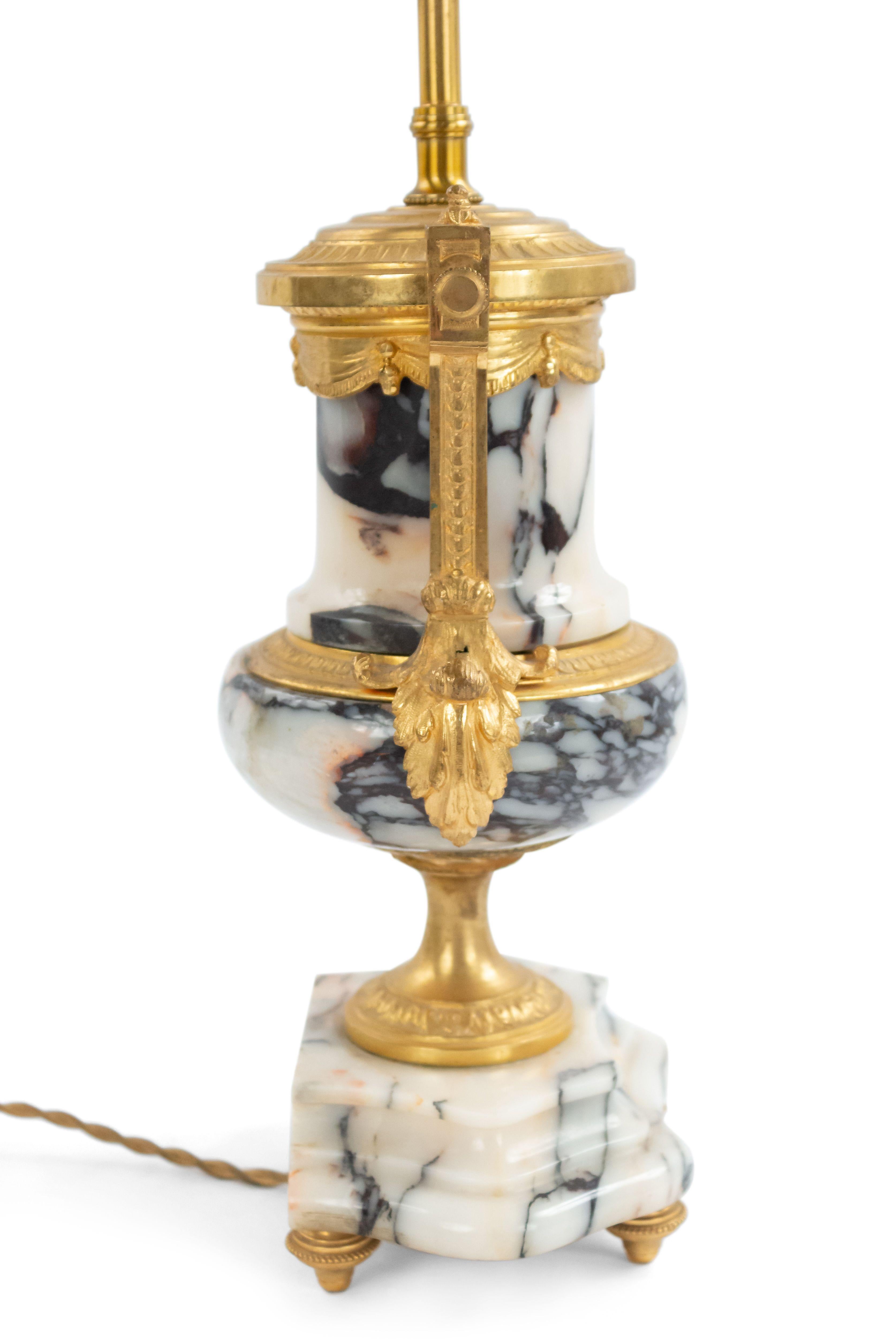 Paire de lampes de bureau en forme d'urne en marbre et bronze de style victorien français en vente 2