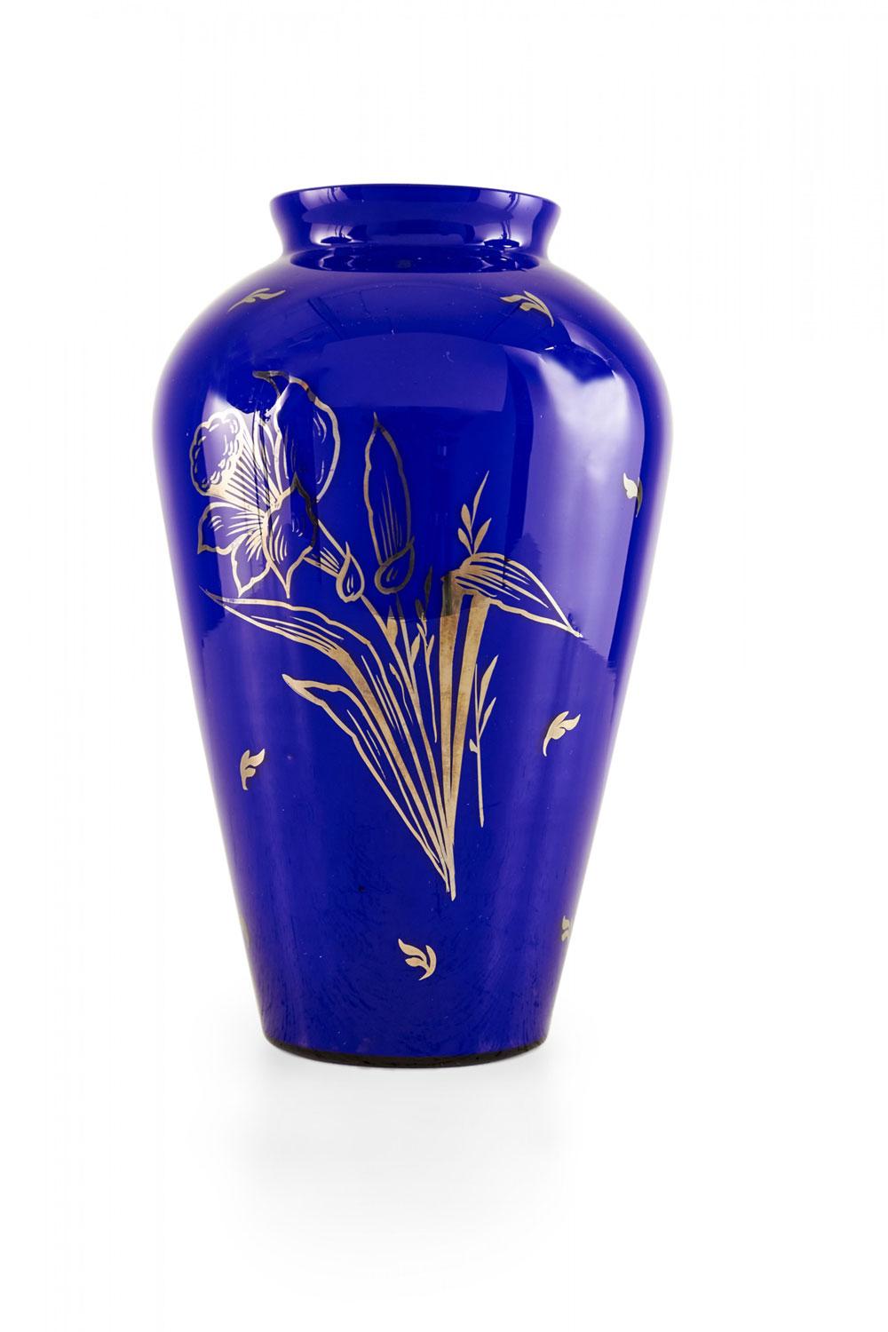 PAIRE de vases victoriens en verre bleu avec garniture florale argentée. (PRIX PAR PAIRE)