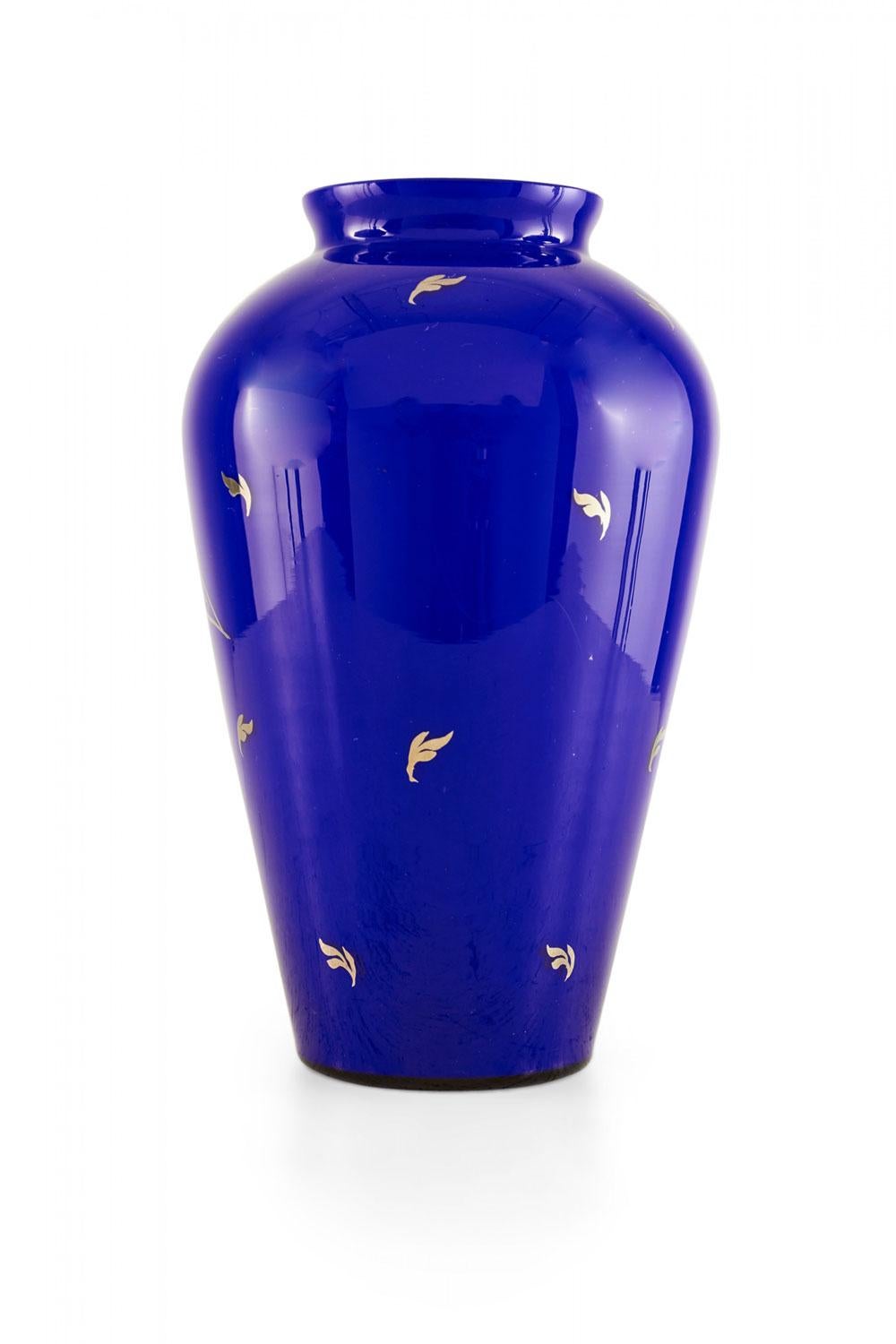 Victorien Paire de vases en verre bleu de l'époque victorienne française en vente