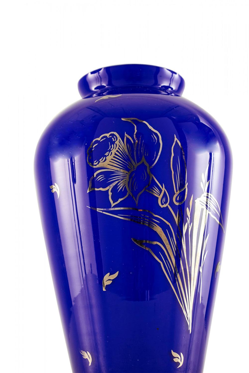 Français Paire de vases en verre bleu de l'époque victorienne française en vente