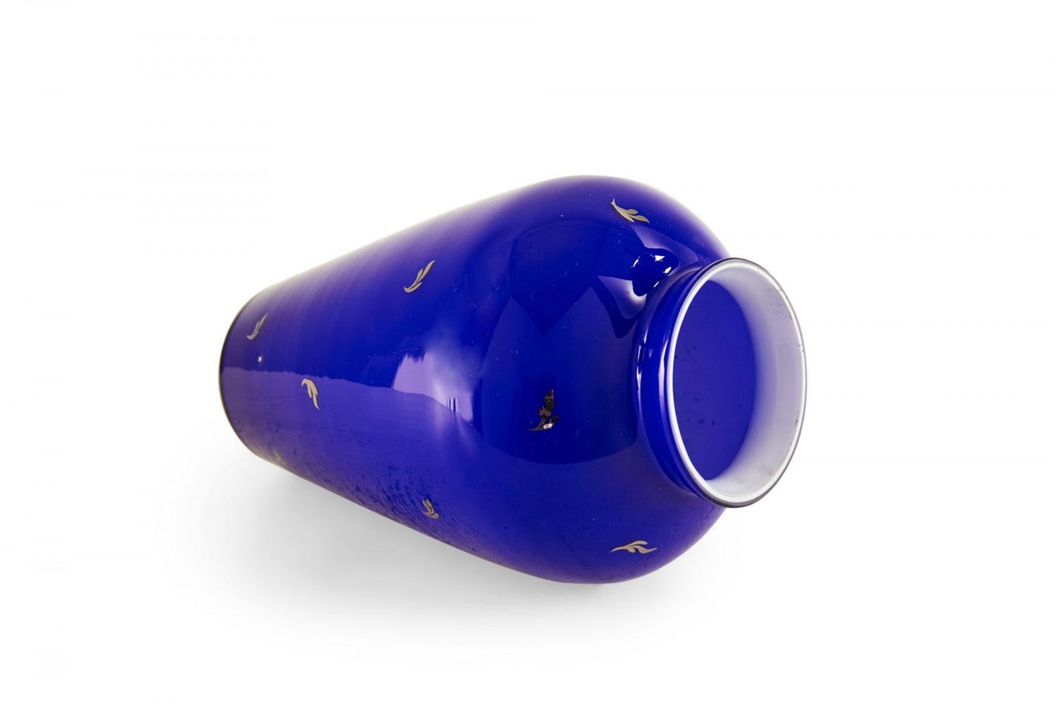 Paire de vases en verre bleu de l'époque victorienne française Bon état - En vente à Queens, NY