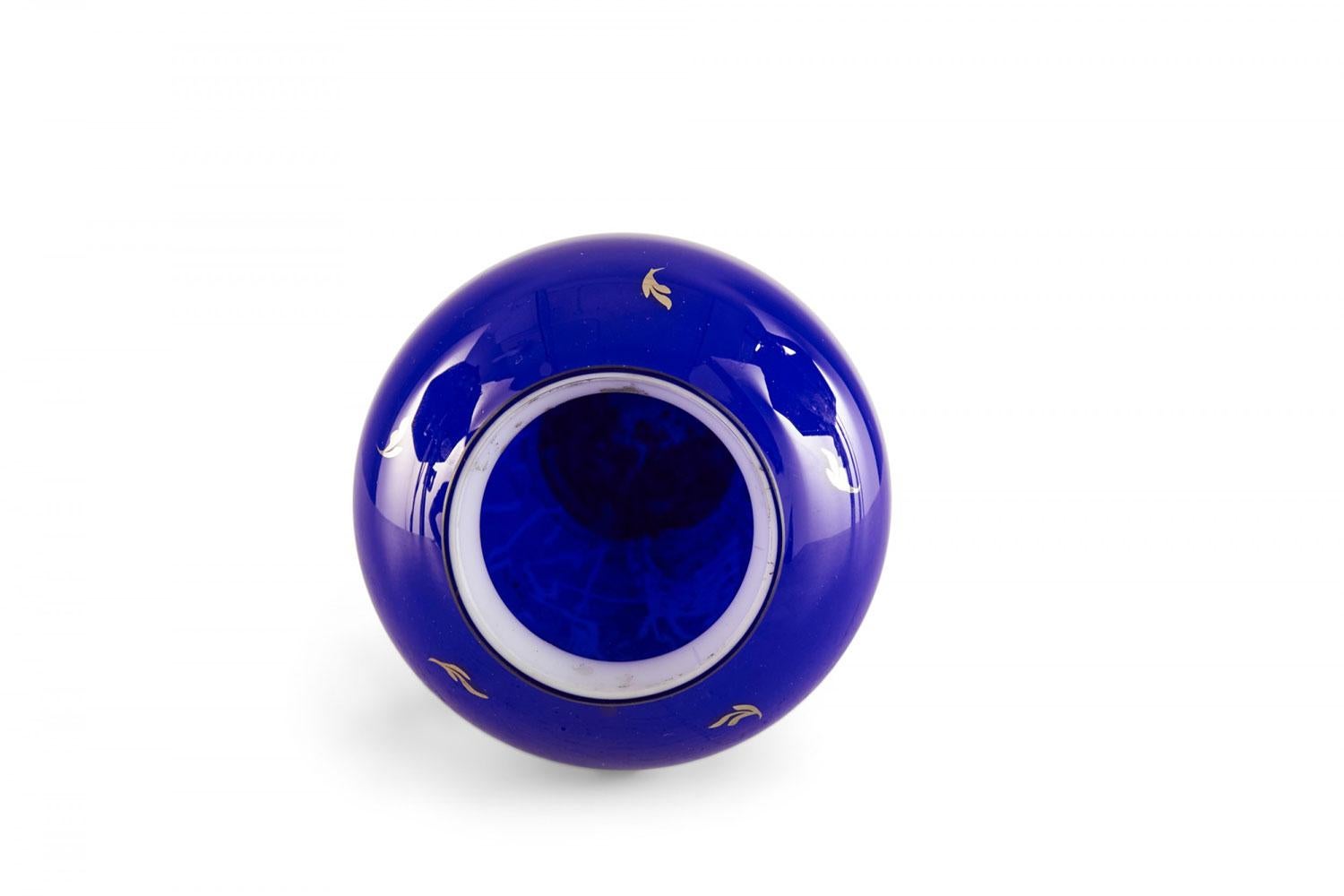 XIXe siècle Paire de vases en verre bleu de l'époque victorienne française en vente