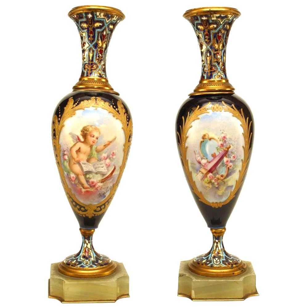 Coppia di vasi in porcellana blu Sevre di epoca vittoriana francese
