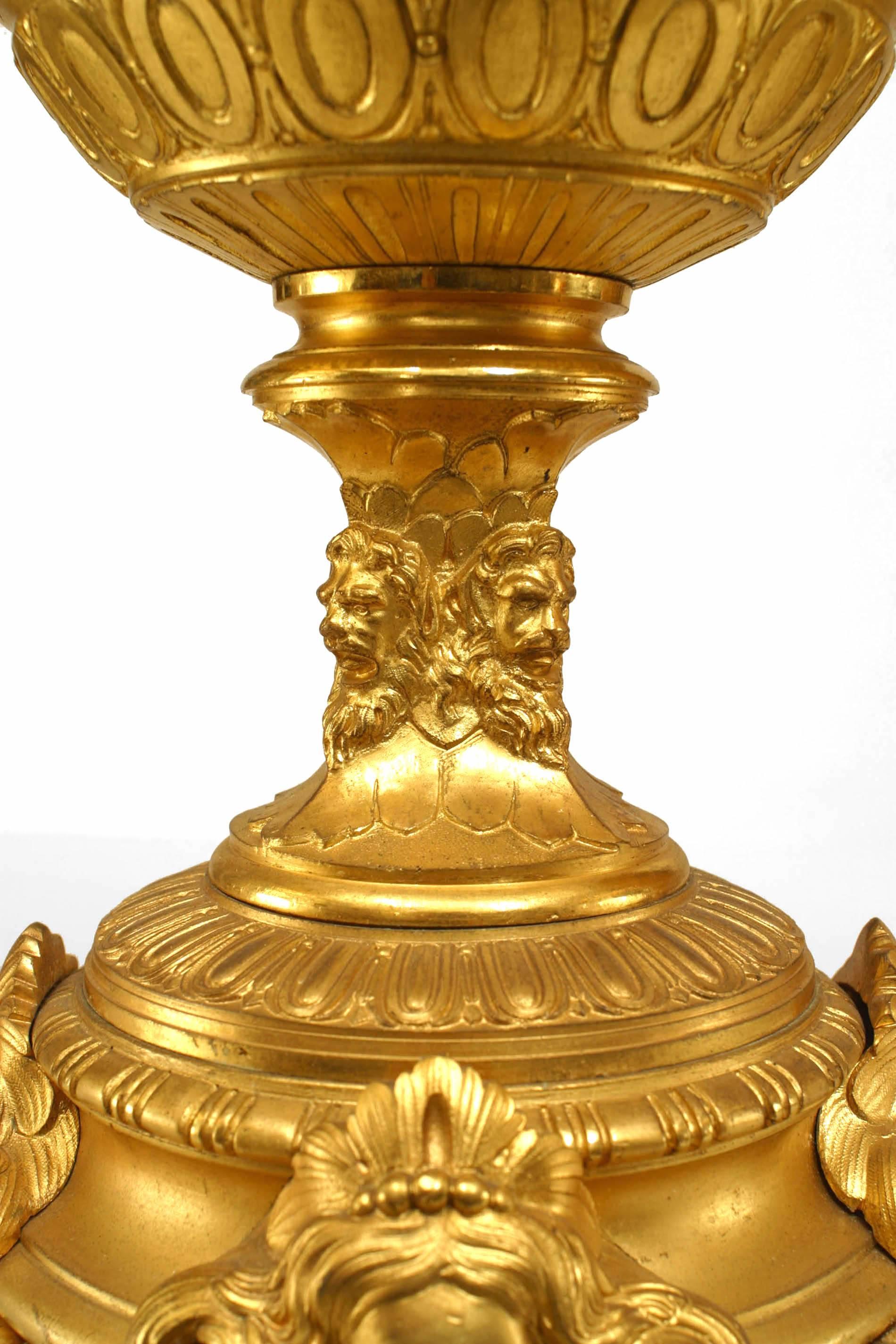 Paar französische viktorianische Dore-Kandelaber aus Bronze in Urnenform im Angebot 6