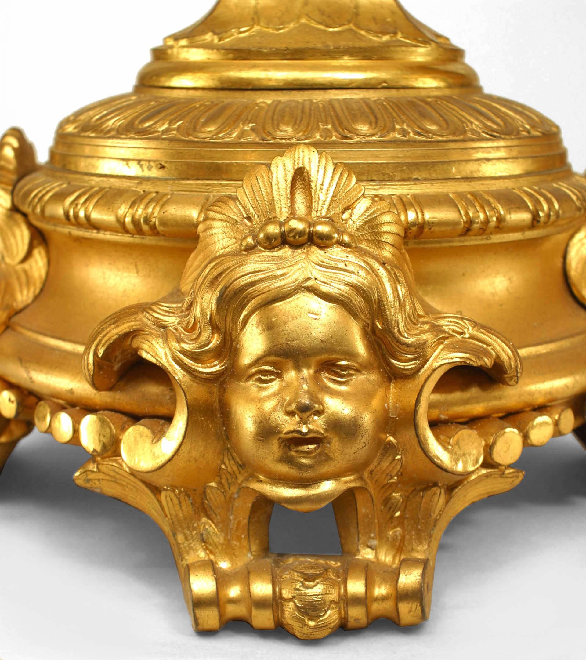 Paar französische viktorianische Dore-Kandelaber aus Bronze in Urnenform im Angebot 7