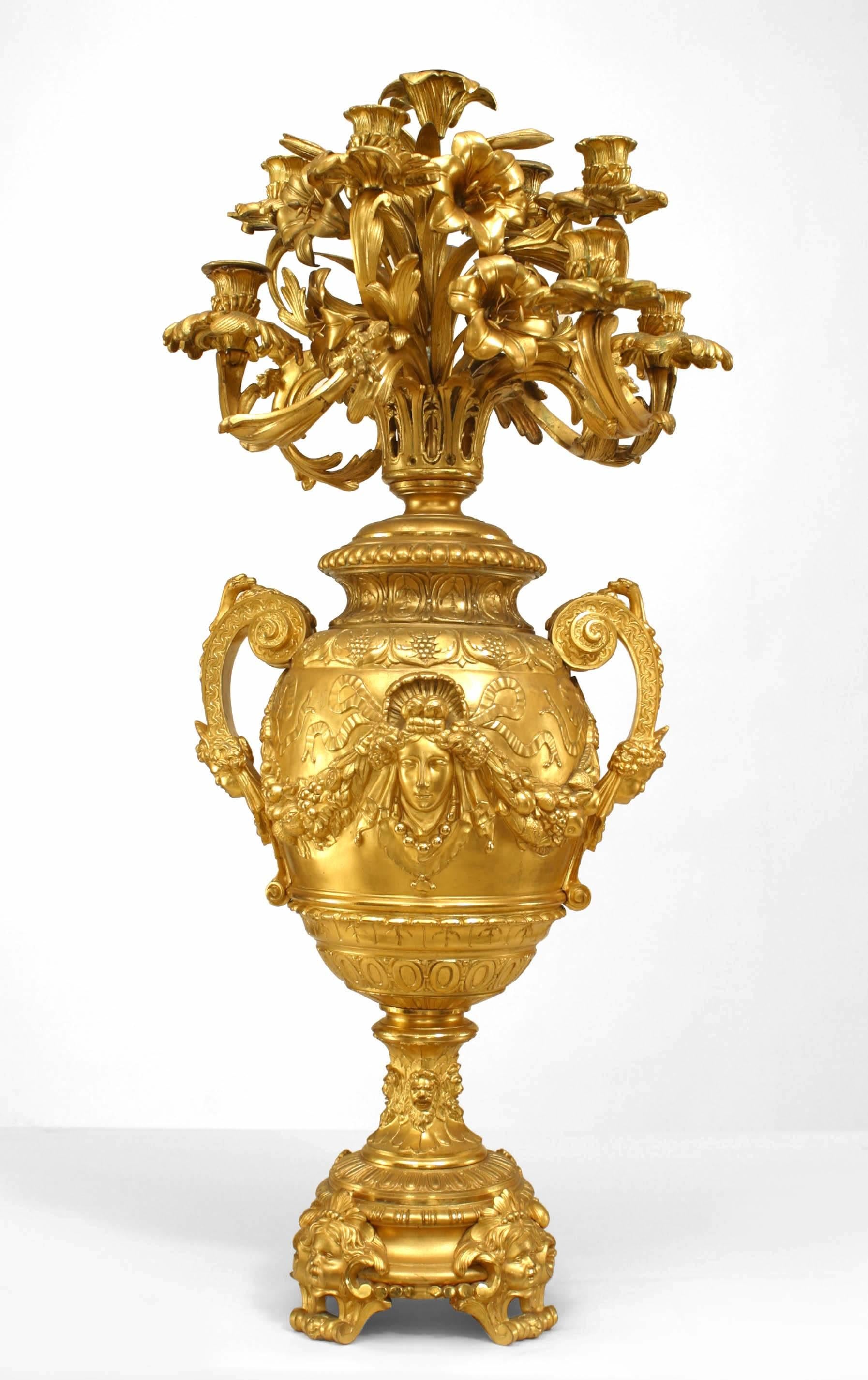 Ein Paar französischer, viktorianischer Bronzekandelaber in Form einer Urne mit Rollgriffen und 9 Armen, Blumenmuster und Amorenköpfen auf dem Sockel. (PREIS ALS PAAR)
