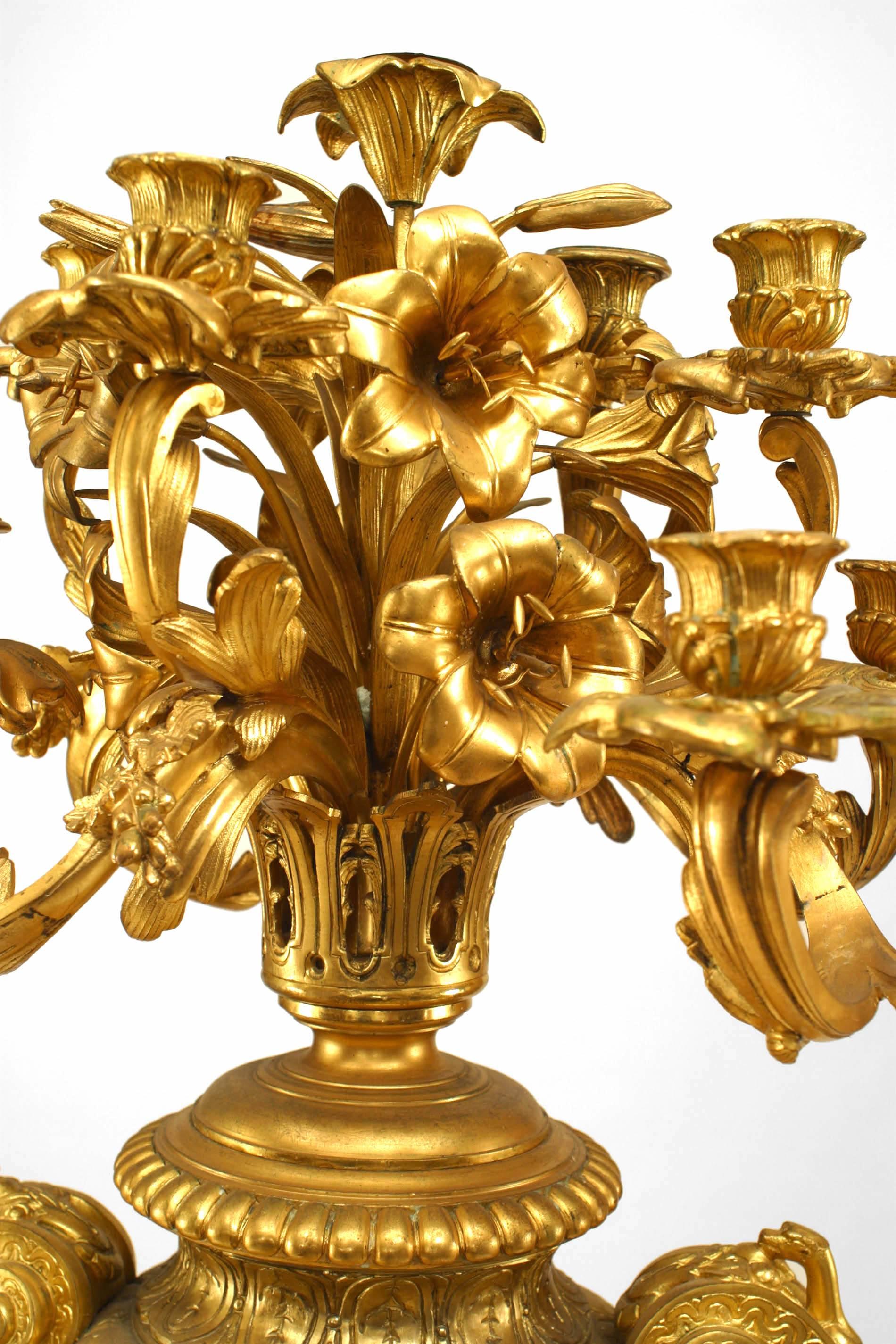 Francese Coppia di candelabri a forma di urna in bronzo francese vittoriano Dore in vendita