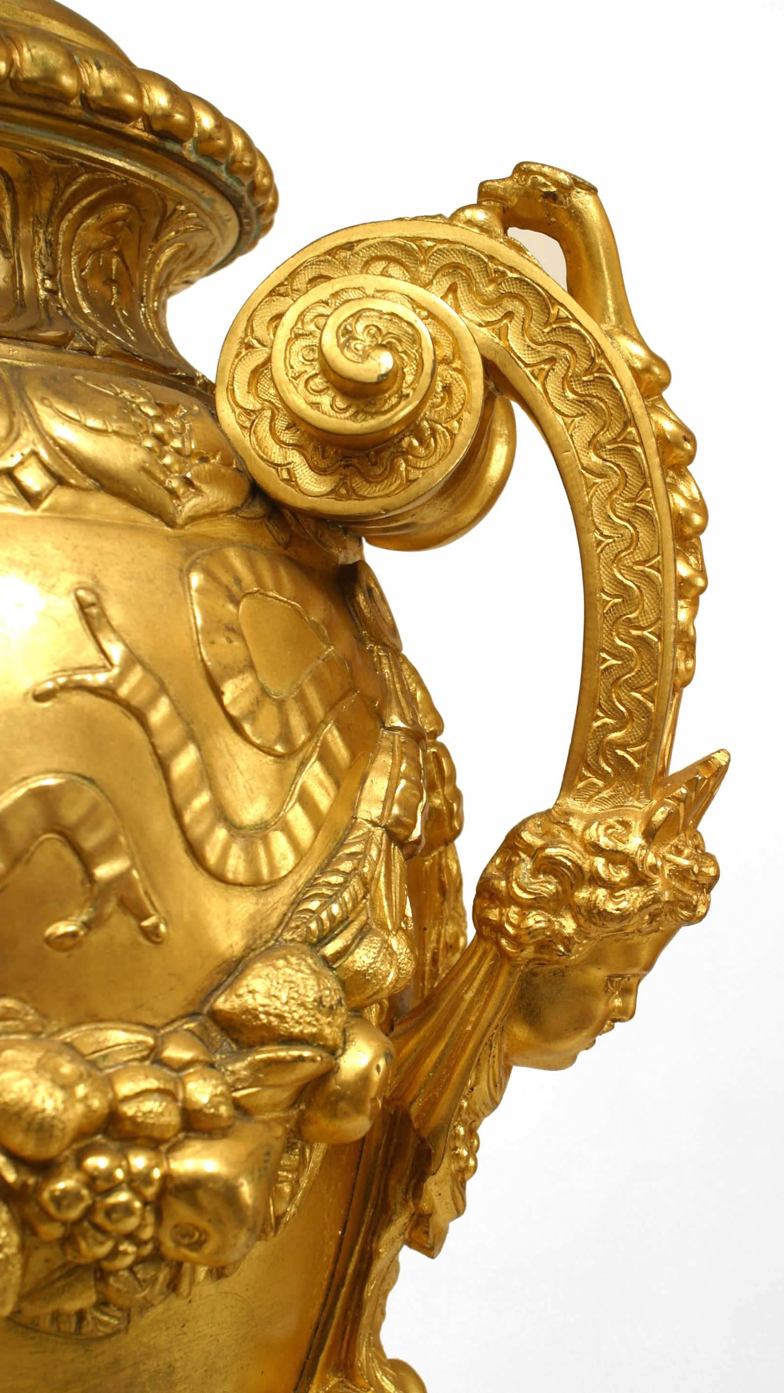 XIX secolo Coppia di candelabri a forma di urna in bronzo francese vittoriano Dore in vendita