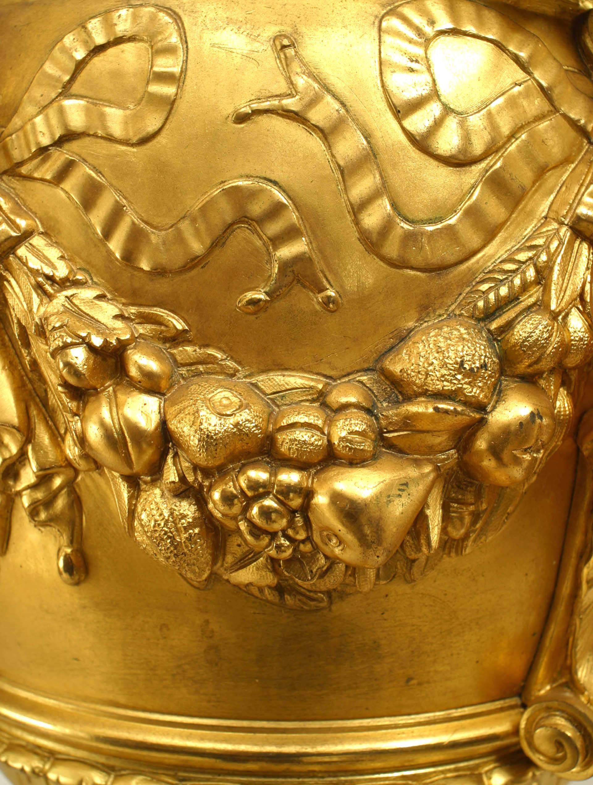 Paar französische viktorianische Dore-Kandelaber aus Bronze in Urnenform im Angebot 2