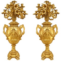 Paire de candélabres en forme d'urne en bronze doré de style victorien français