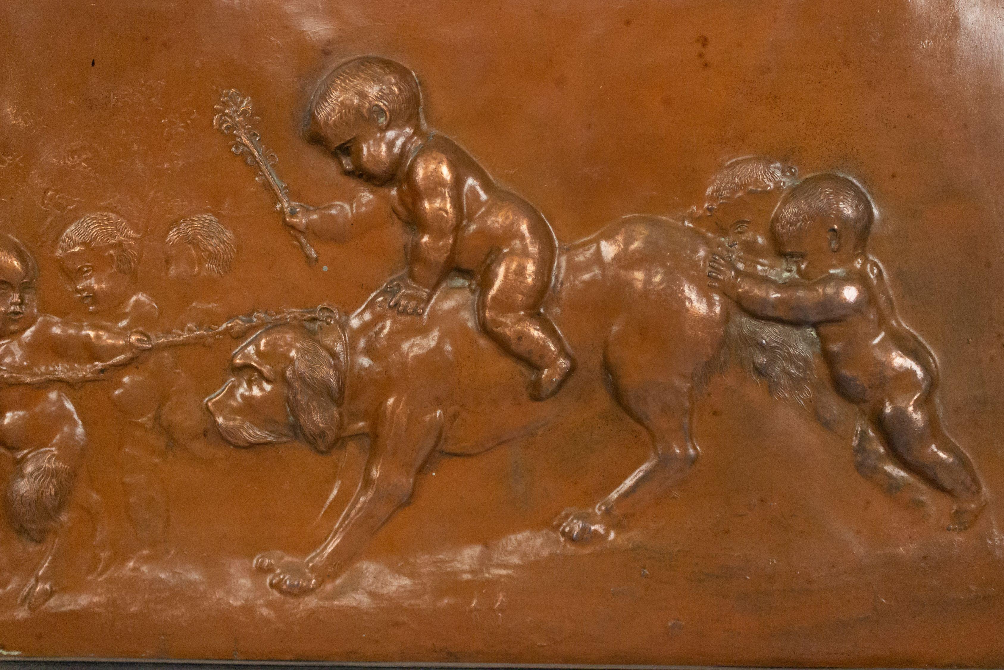 Paire de plaques murales françaises victoriennes en cuivre représentant Cupidon et animaux en vente 2