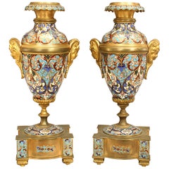 Paire de vases-urnes en émail et bronze doré de style Victorien français