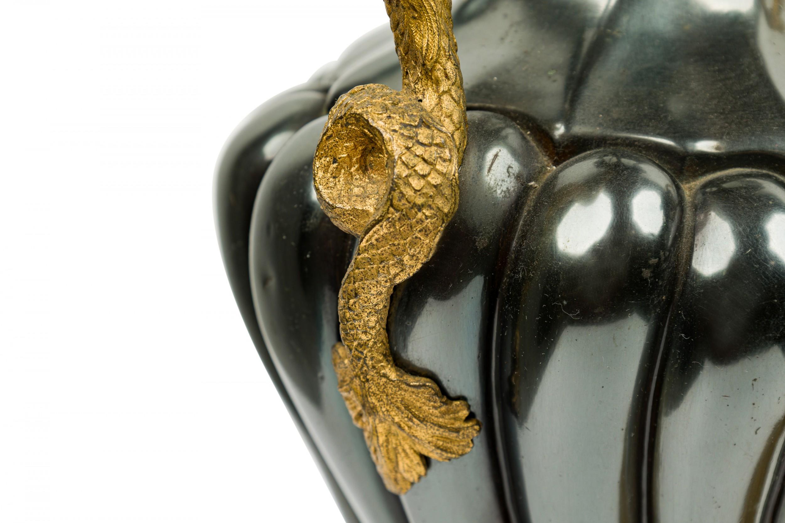 Paar französische viktorianische emaillierte Bronze-Schlangengriffe und vergoldete Urnen/Würfel im Angebot 2