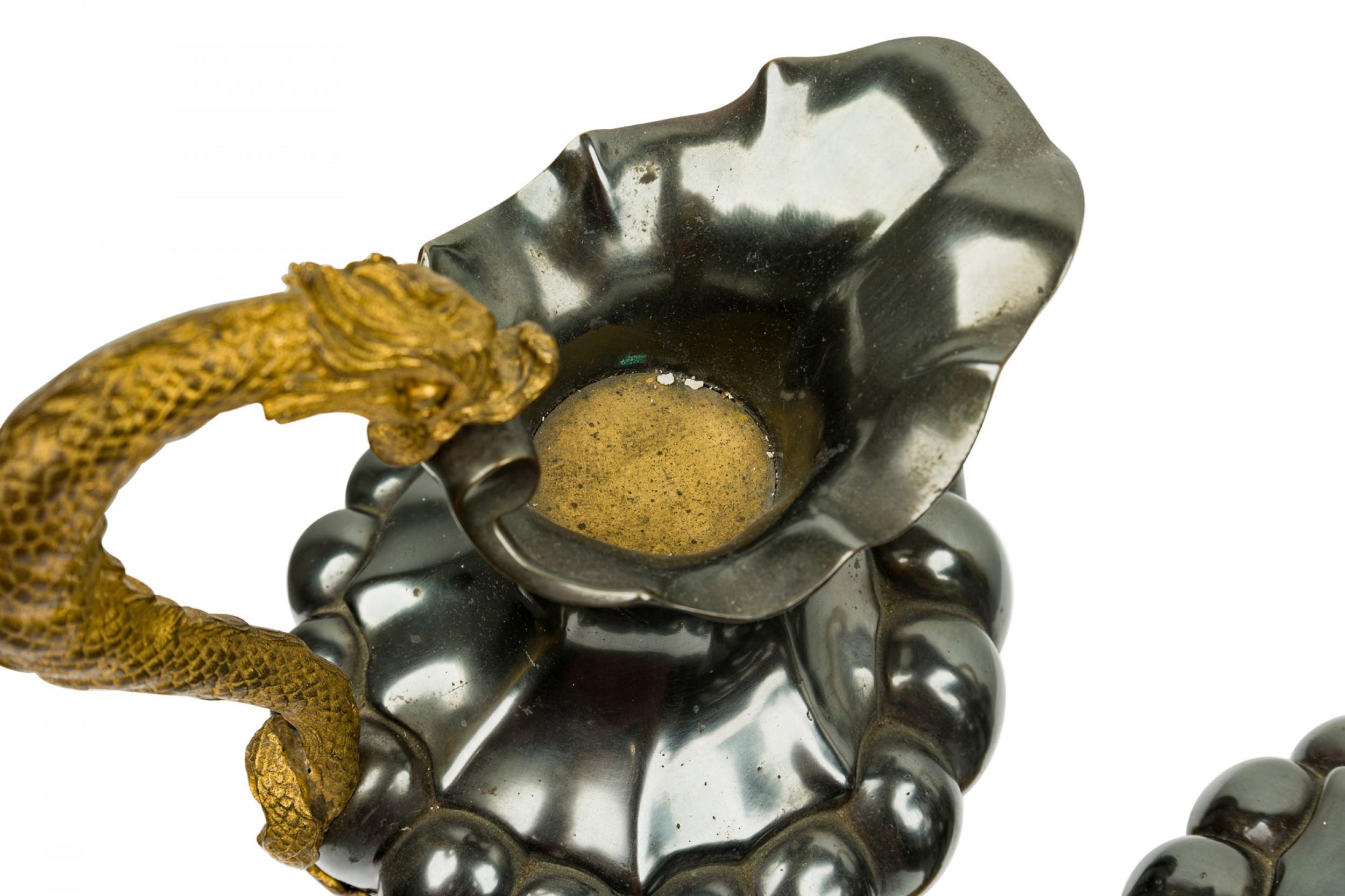 Paar französische viktorianische emaillierte Bronze-Schlangengriffe und vergoldete Urnen/Würfel im Angebot 3