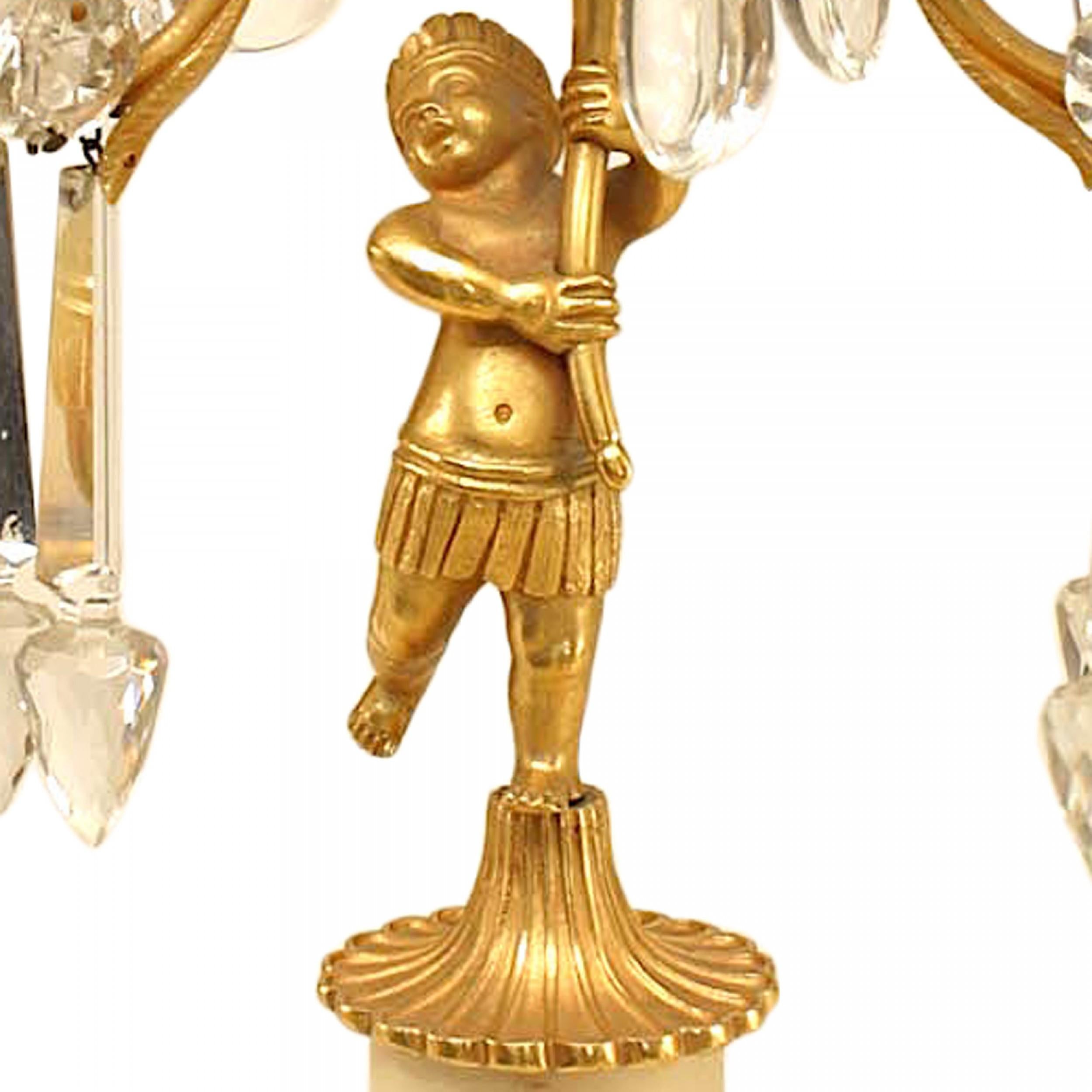 Français Paire de candélabres victoriens français en bronze doré et cristal en vente