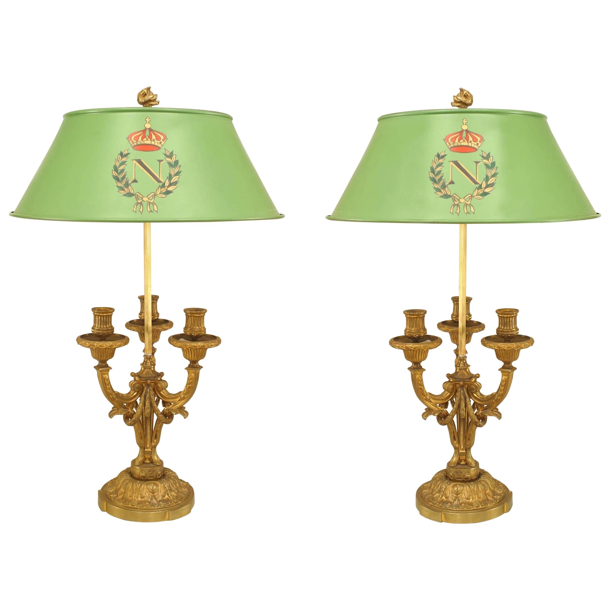 Paire de lampes bouillotte à trois bras en bronze doré de style victorien français