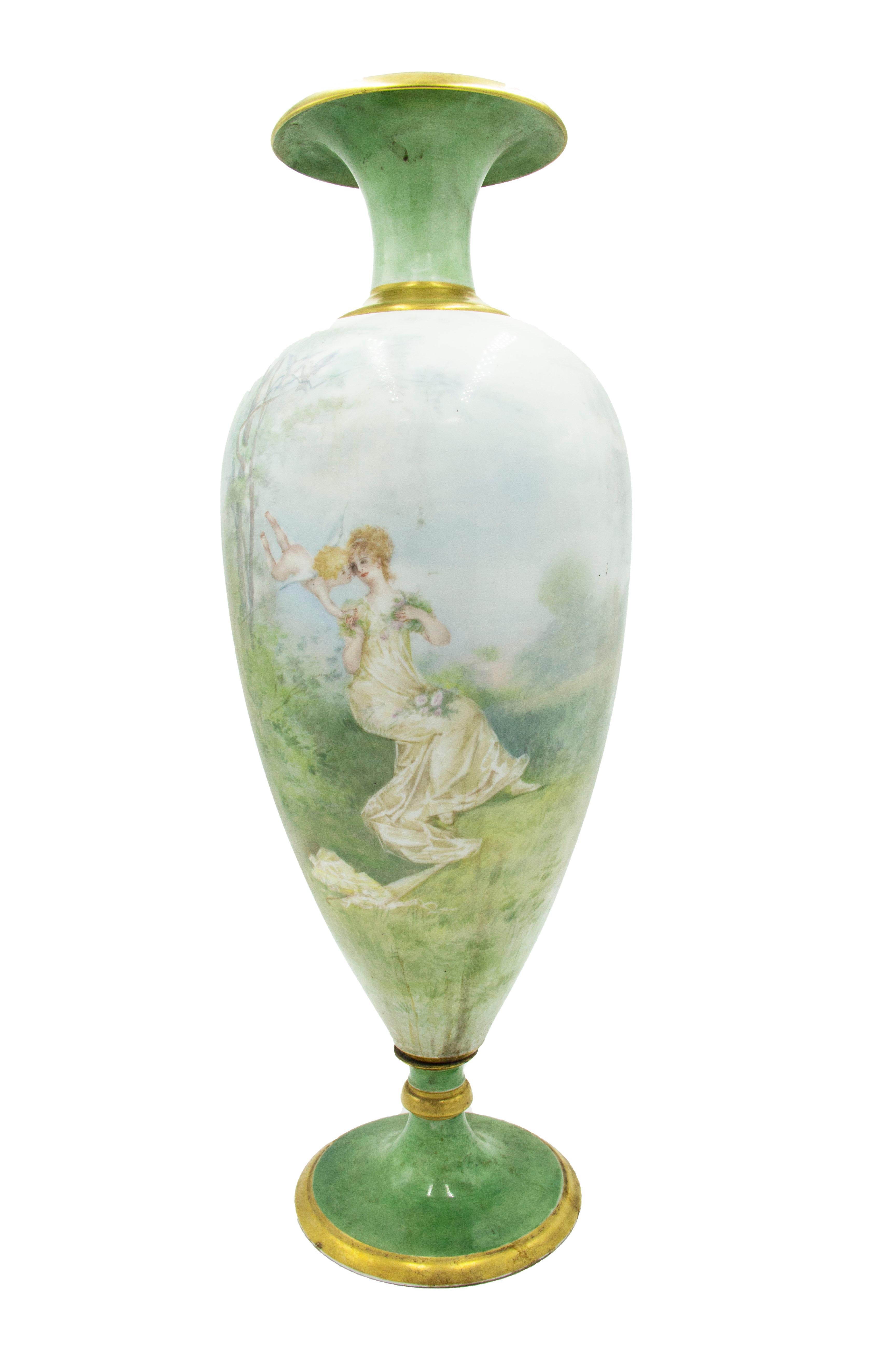Coppia di vasi vittoriani francesi in porcellana verde di Limoges e rifiniture dorate con scena di donna e amorino (PREZZO A COPPIA)
