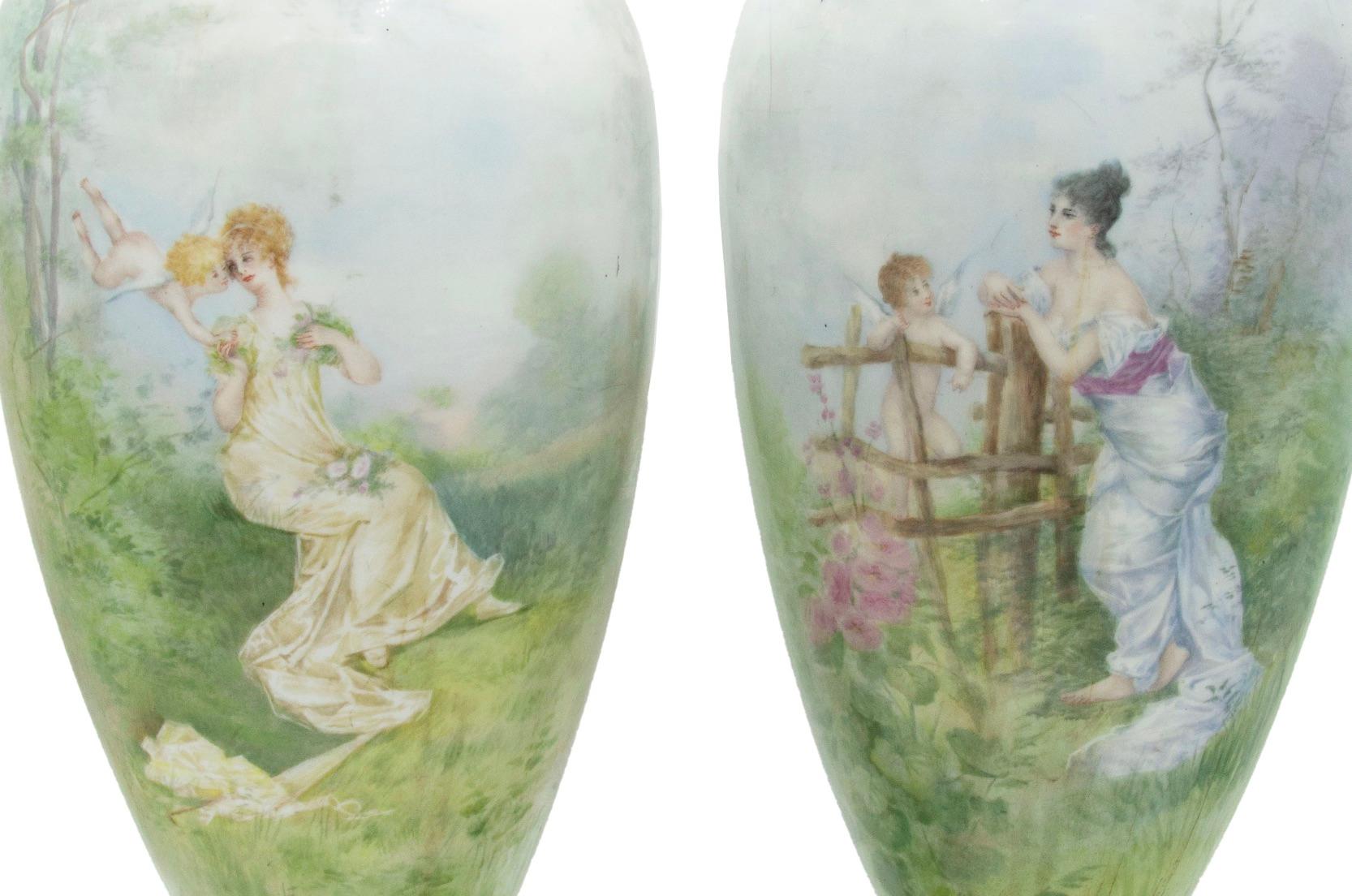Paar französische viktorianische Vasen aus grünem Limoges-Porzellan (Französisch) im Angebot