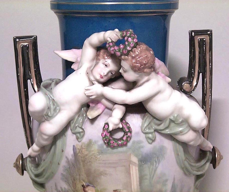 Französisch-viktorianische Louis Phillipe-Porzellanvasen, Paar (Handbemalt) im Angebot