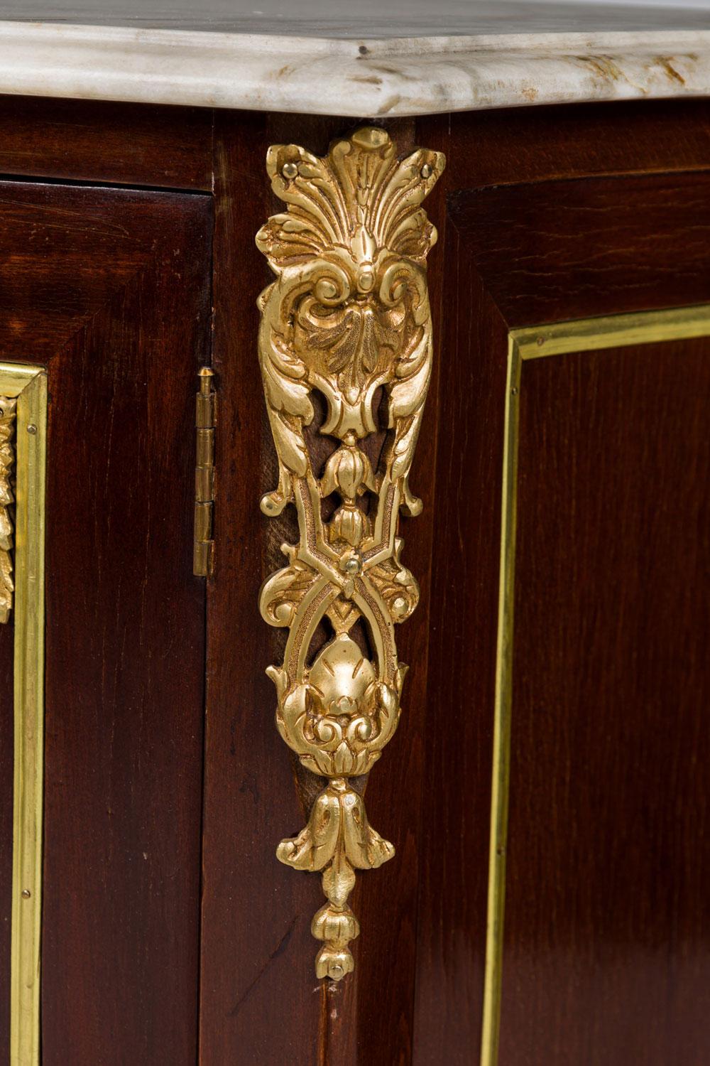 Pair of French Victorian Mahogany and Brass Marble Top Commodes in vendita 2