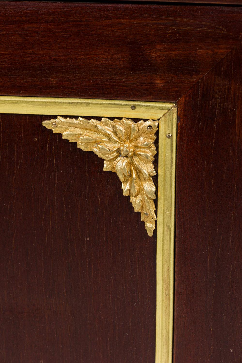 Pair of French Victorian Mahogany and Brass Marble Top Commodes in vendita 3