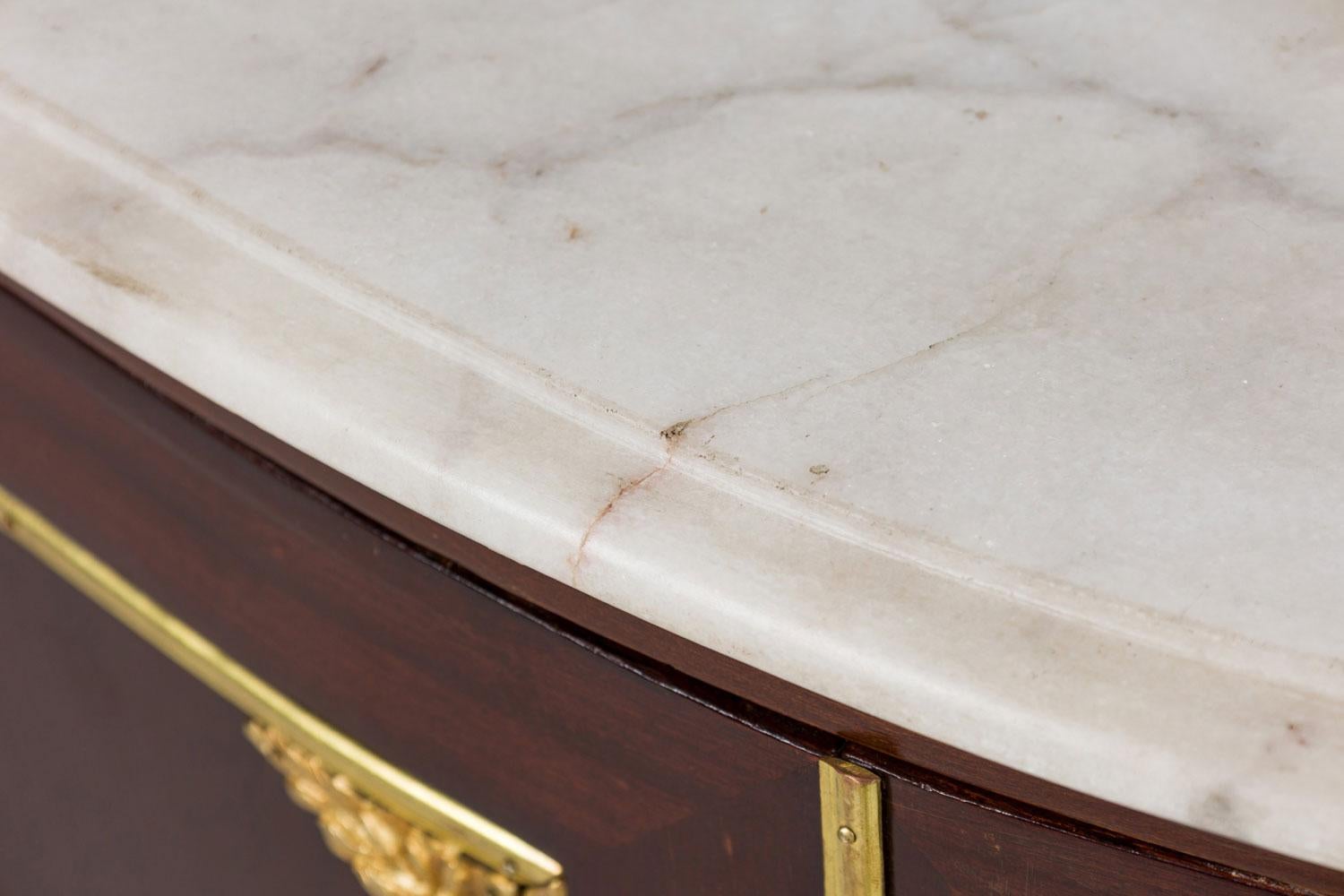 Pair of French Victorian Mahogany and Brass Marble Top Commodes in vendita 4