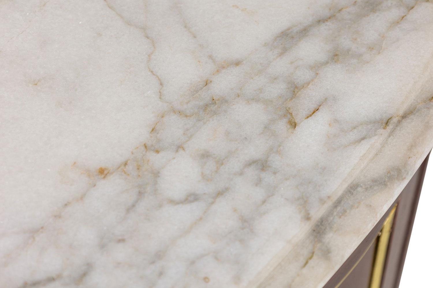 Pair of French Victorian Mahogany and Brass Marble Top Commodes in vendita 5