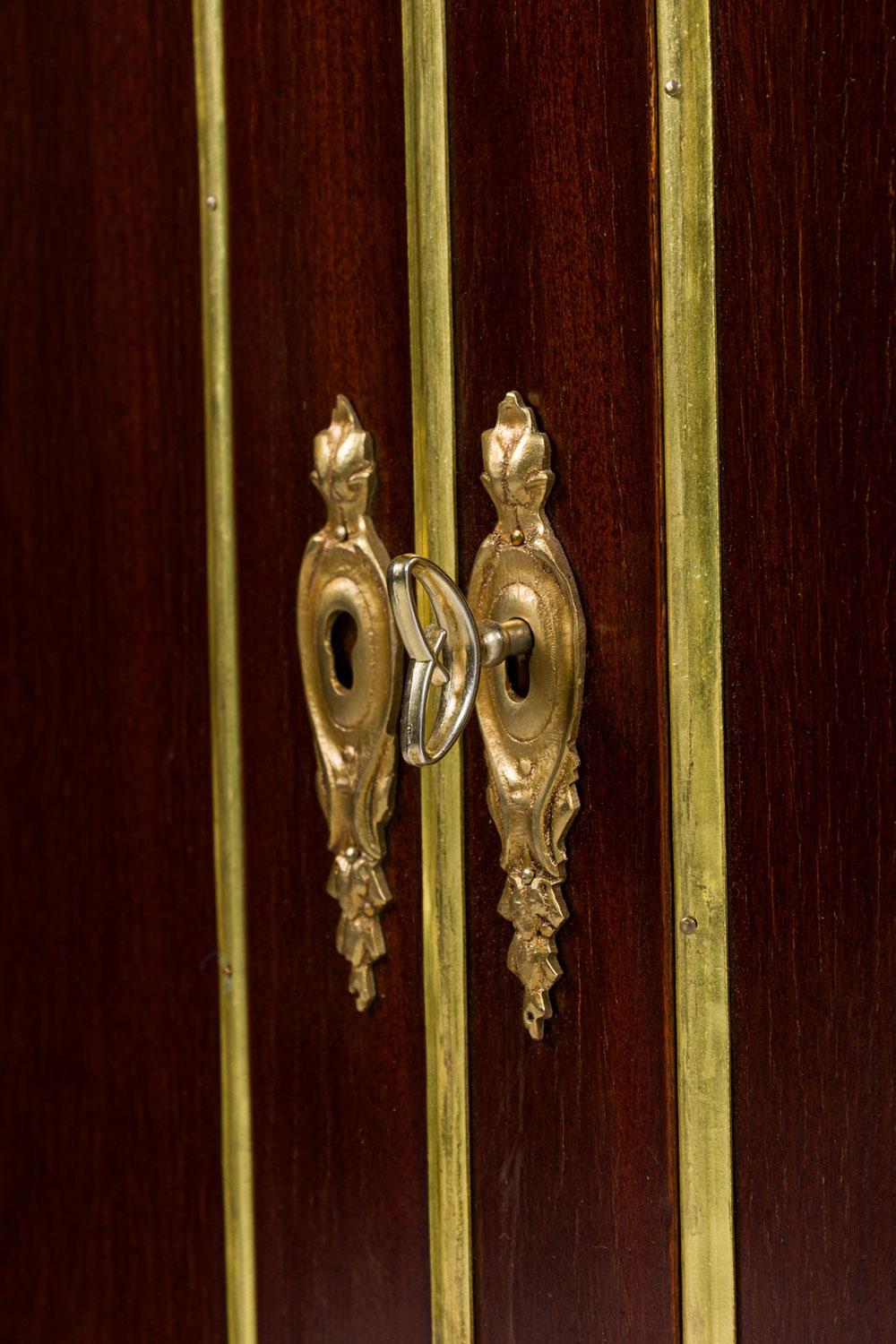 Pair of French Victorian Mahogany and Brass Marble Top Commodes in vendita 6