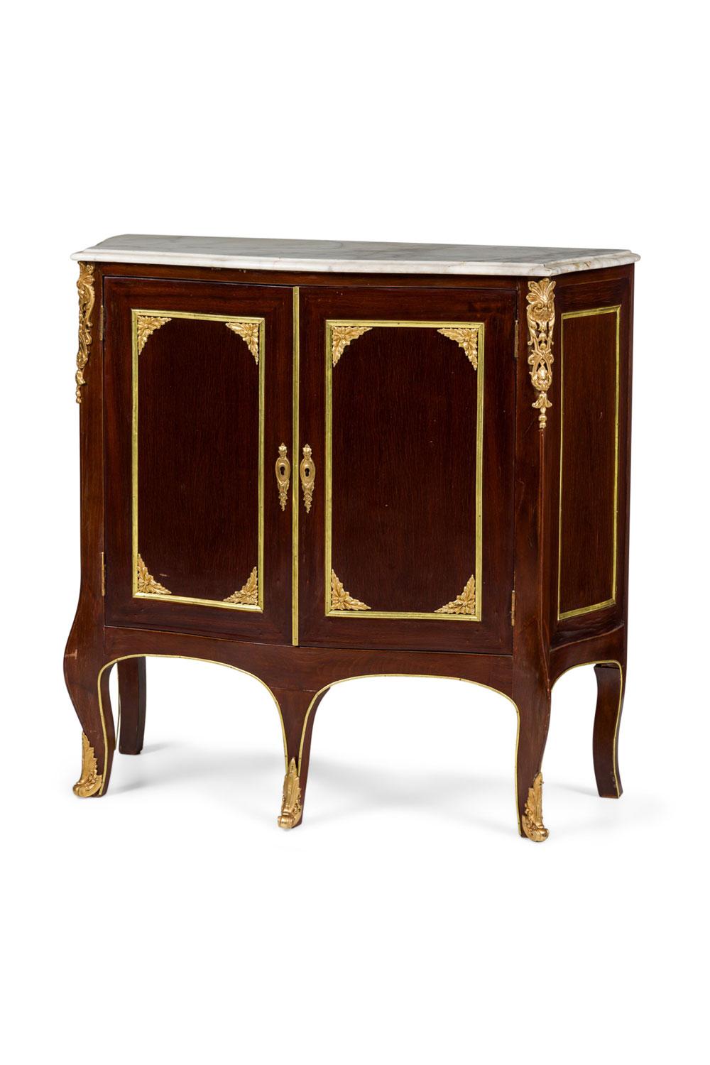 COPPIA di commode francesi a 2 ante in stile vittoriano (20° secolo) in mogano con finiture in bronzo dorato e in piedi su 5 gambe con piani in marmo bianco (PREZZO A COPPIA)