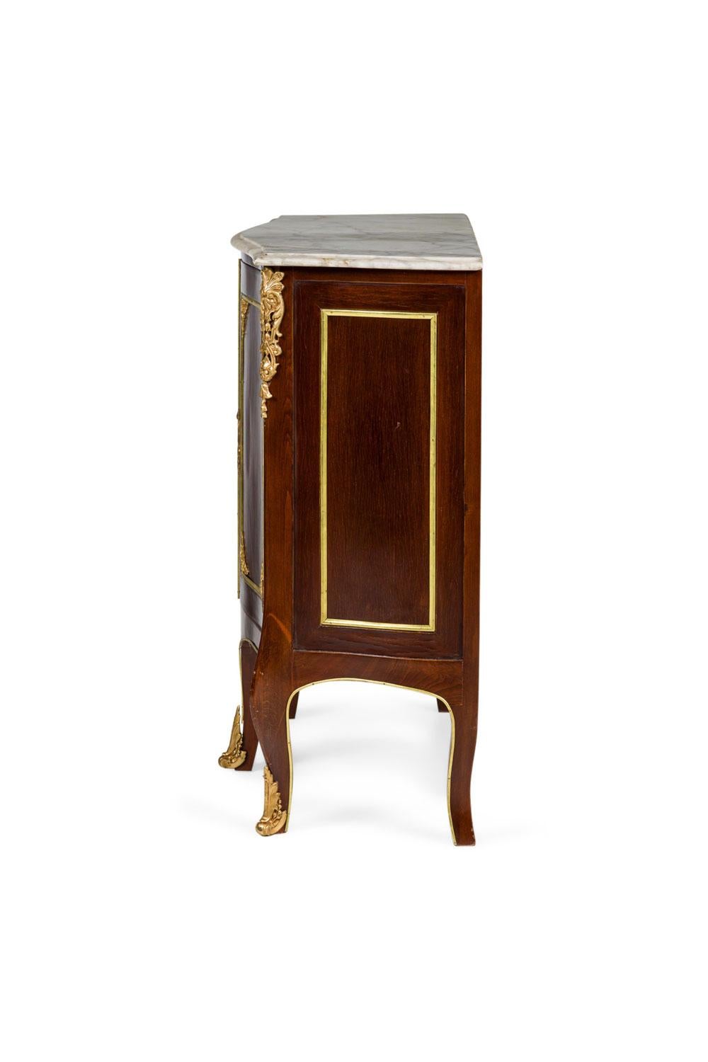 Francese Pair of French Victorian Mahogany and Brass Marble Top Commodes in vendita