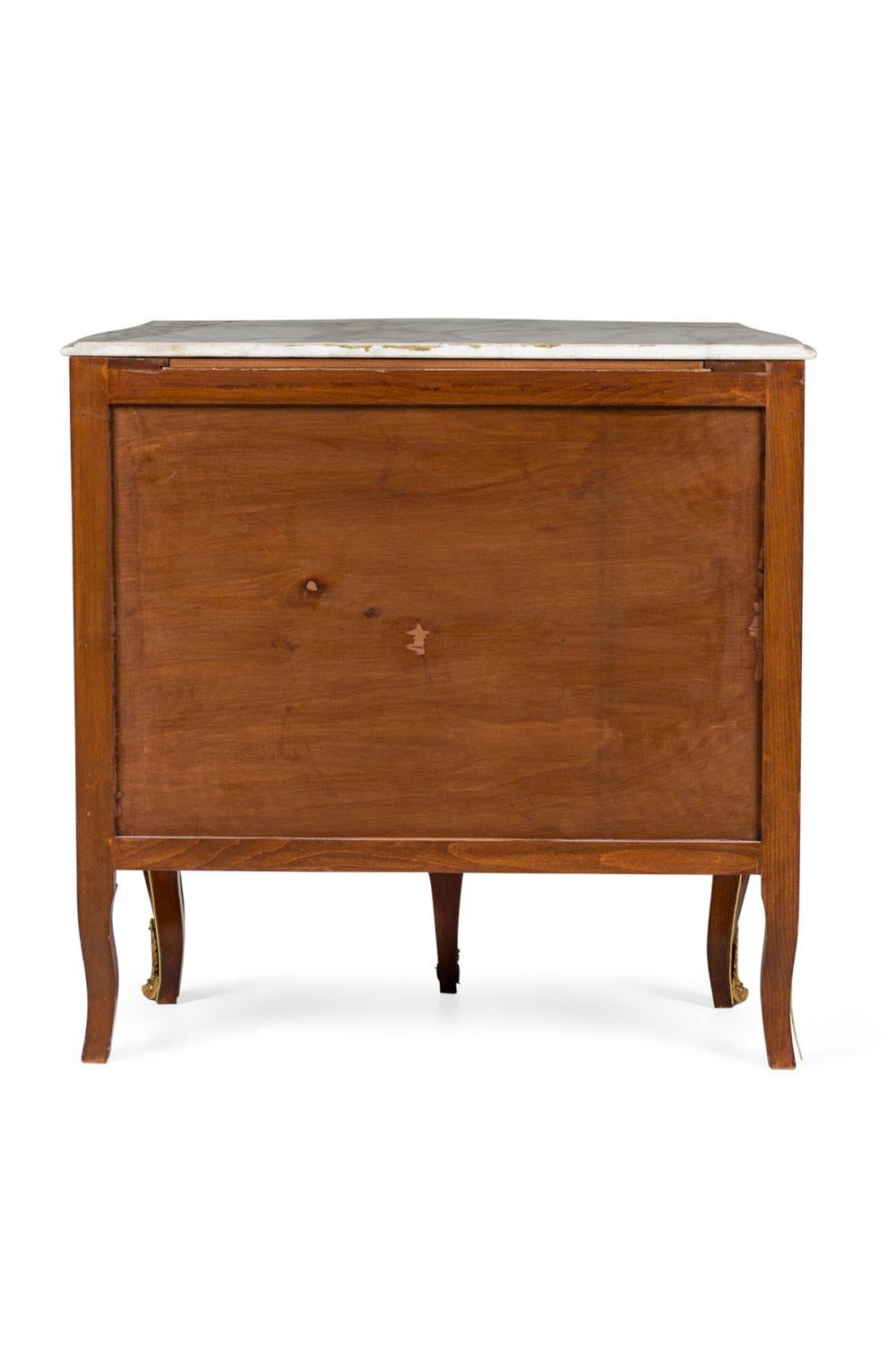 Pair of French Victorian Mahogany and Brass Marble Top Commodes In condizioni buone in vendita a Queens, NY