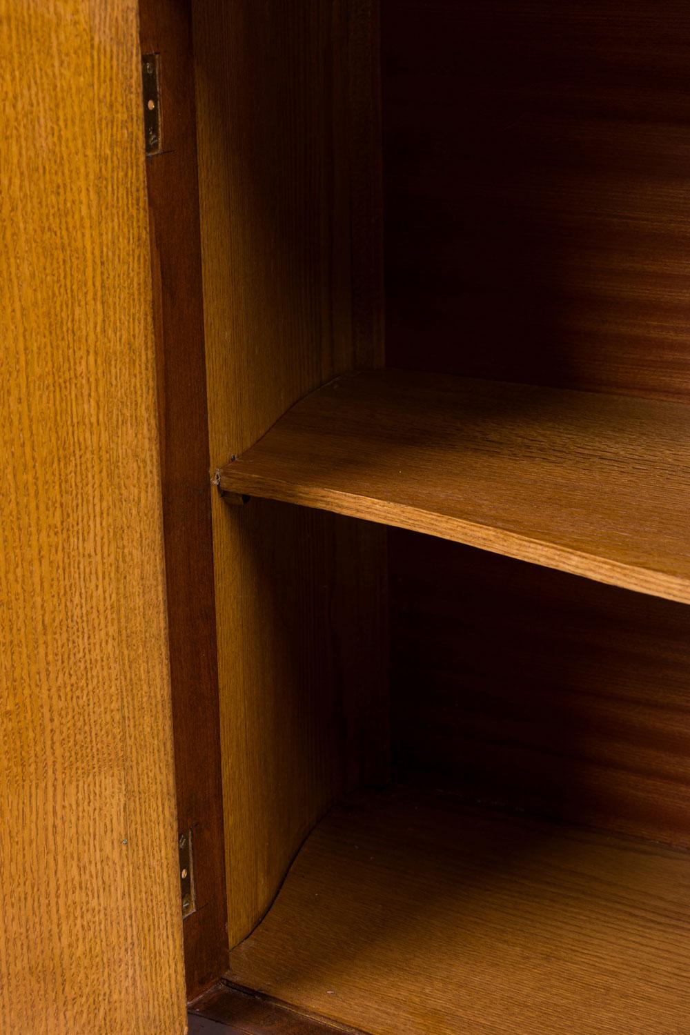 Bronzo Pair of French Victorian Mahogany and Brass Marble Top Commodes in vendita