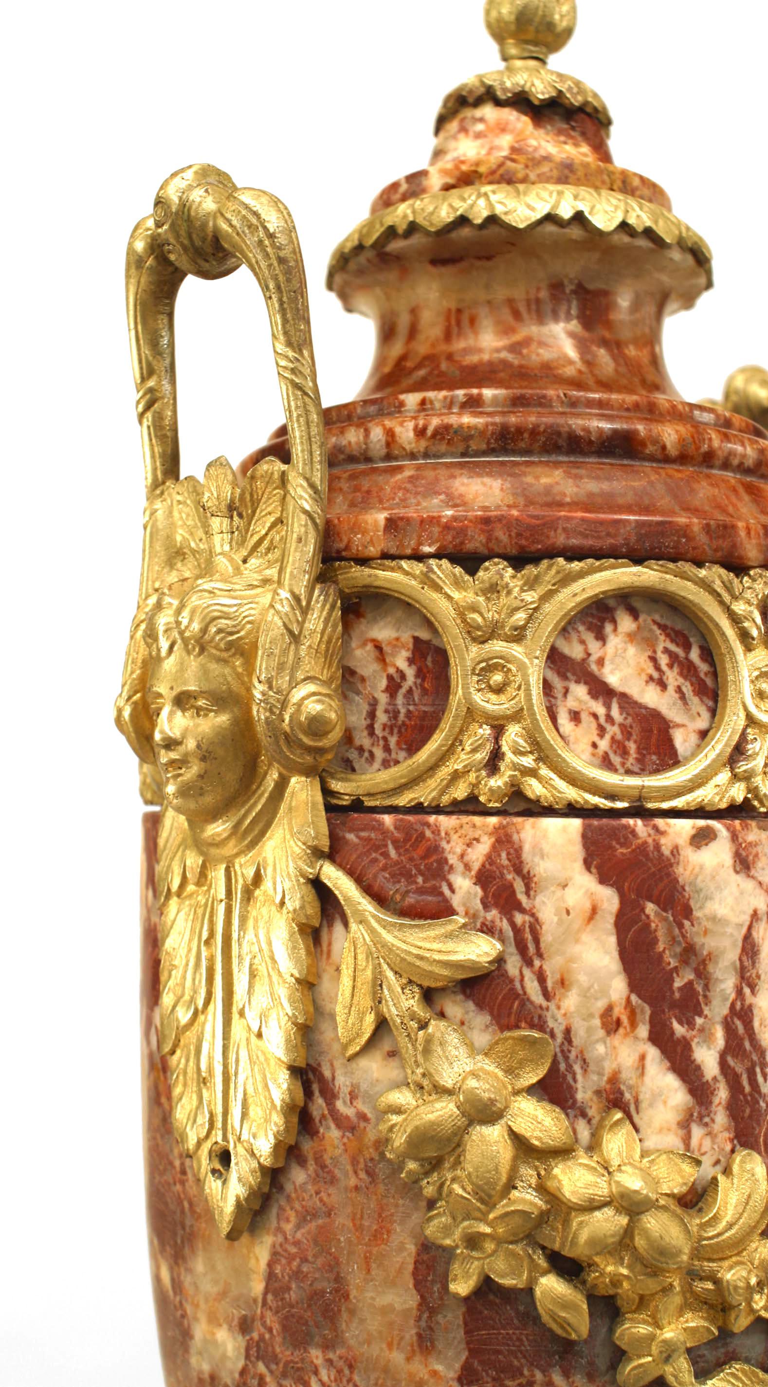 Pärchen französischer viktorianischer Urnen aus rotem und weißem Marmor mit Griffen aus vergoldeter Bronze mit klassischen Köpfen, einer Vorderseite mit Schwalbenschwanzmuster und Eichelaufsatz (PREIS PRO PÄRCHEN)

Zustand: Gut; alters- und