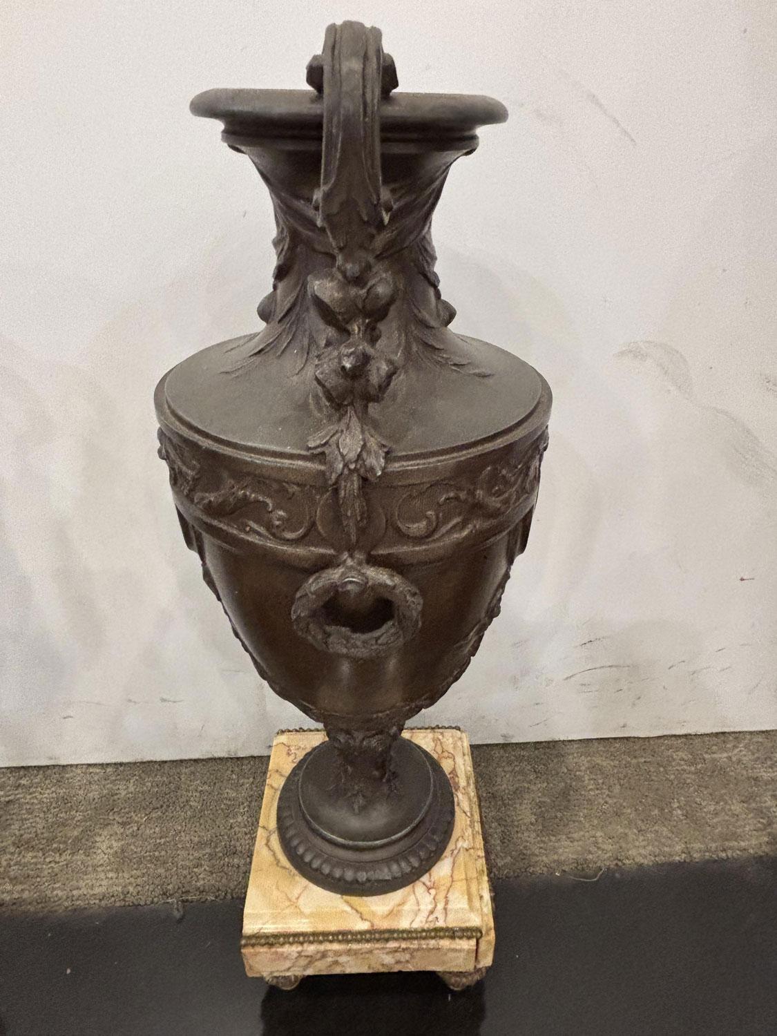 Francese Coppia di urne francesi vittoriane in metallo in vendita