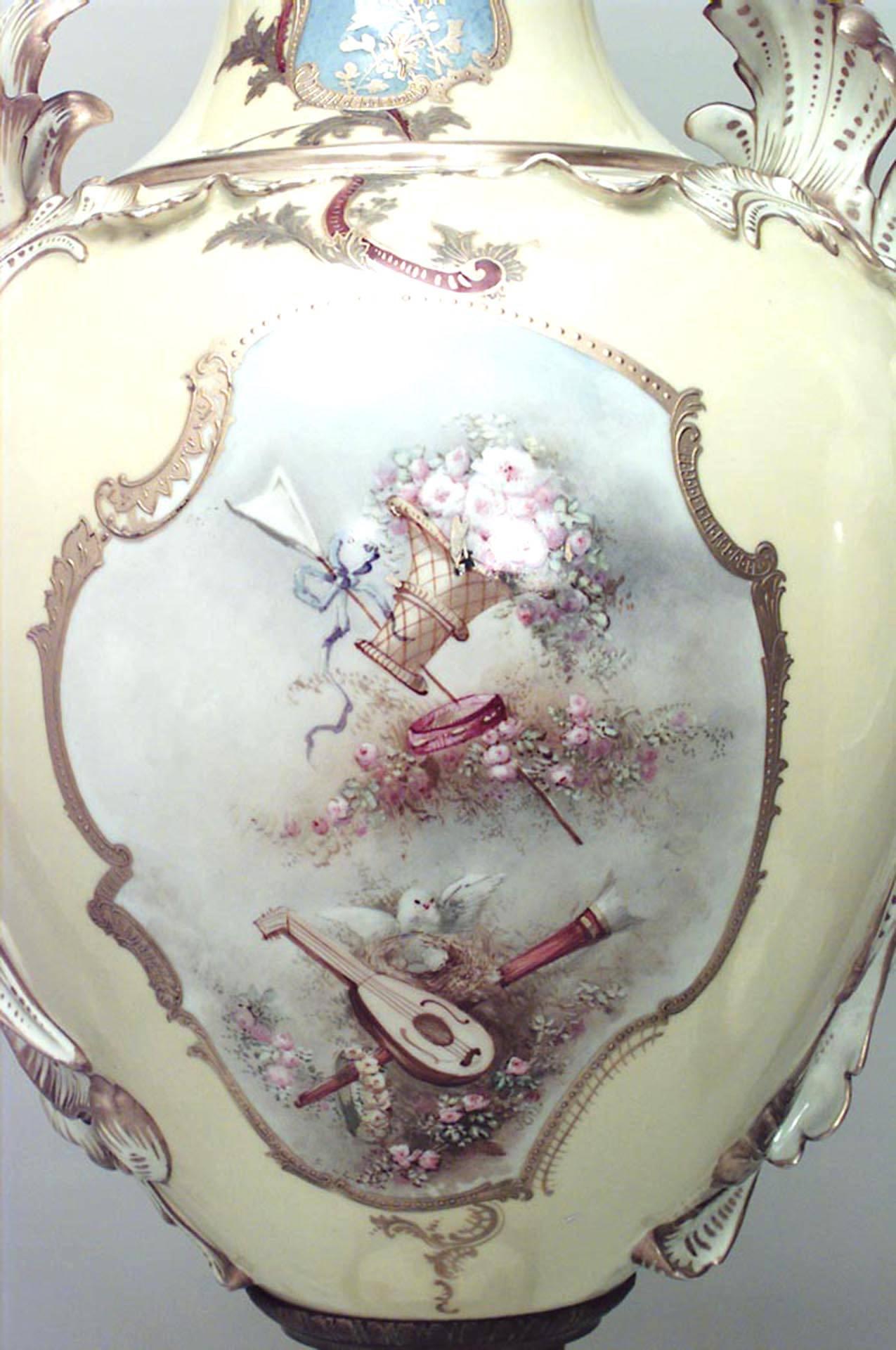 Francese Coppia di vasi francesi vittoriani in porcellana di Sevres gialla in vendita