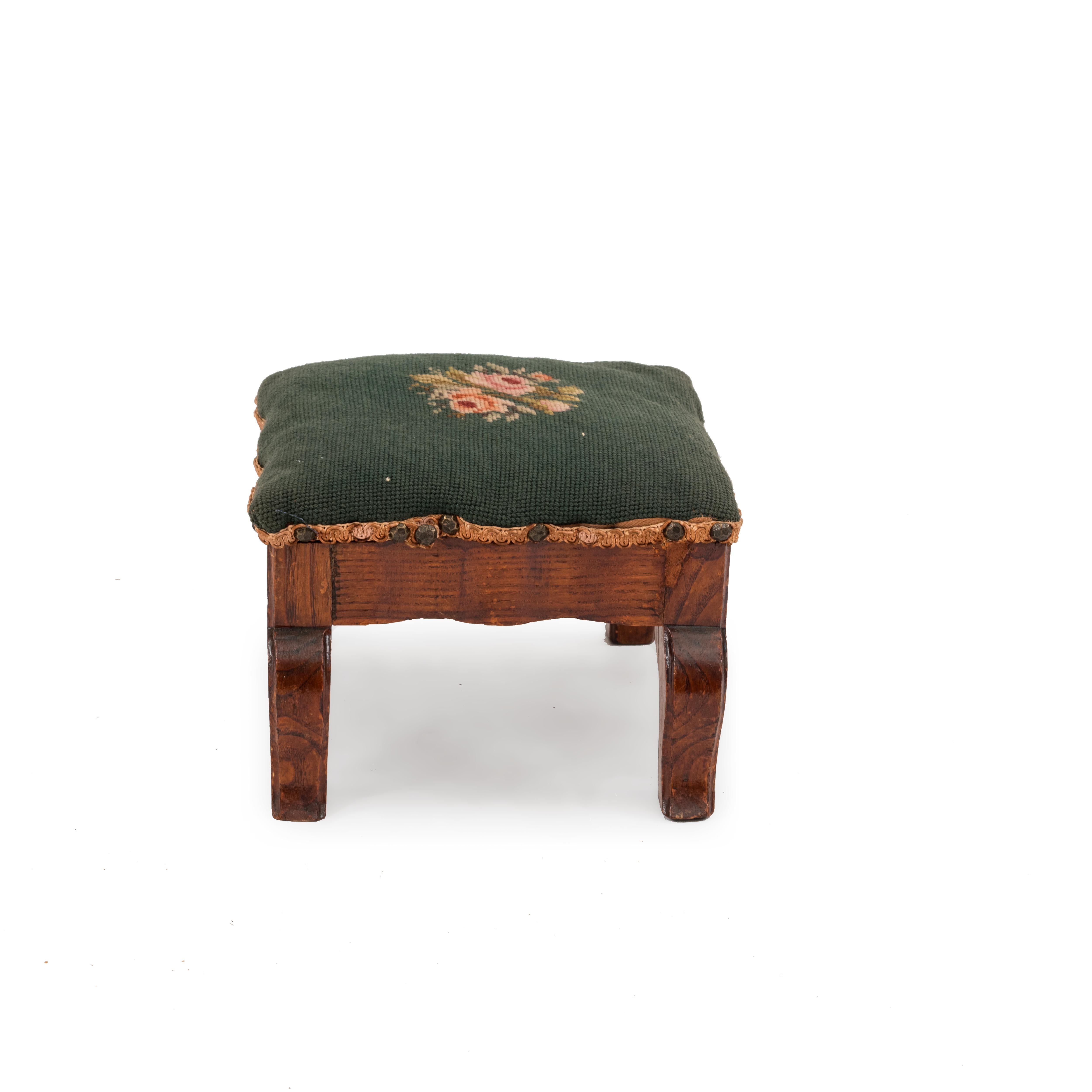 Pair of Married French Victorian Needlepoint Foot Stools In Good Condition For Sale In New York, NY