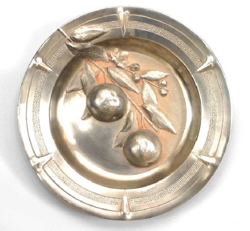 Pair of French Victorian Pewter Round Wall Plates In Good Condition For Sale In New York, NY
