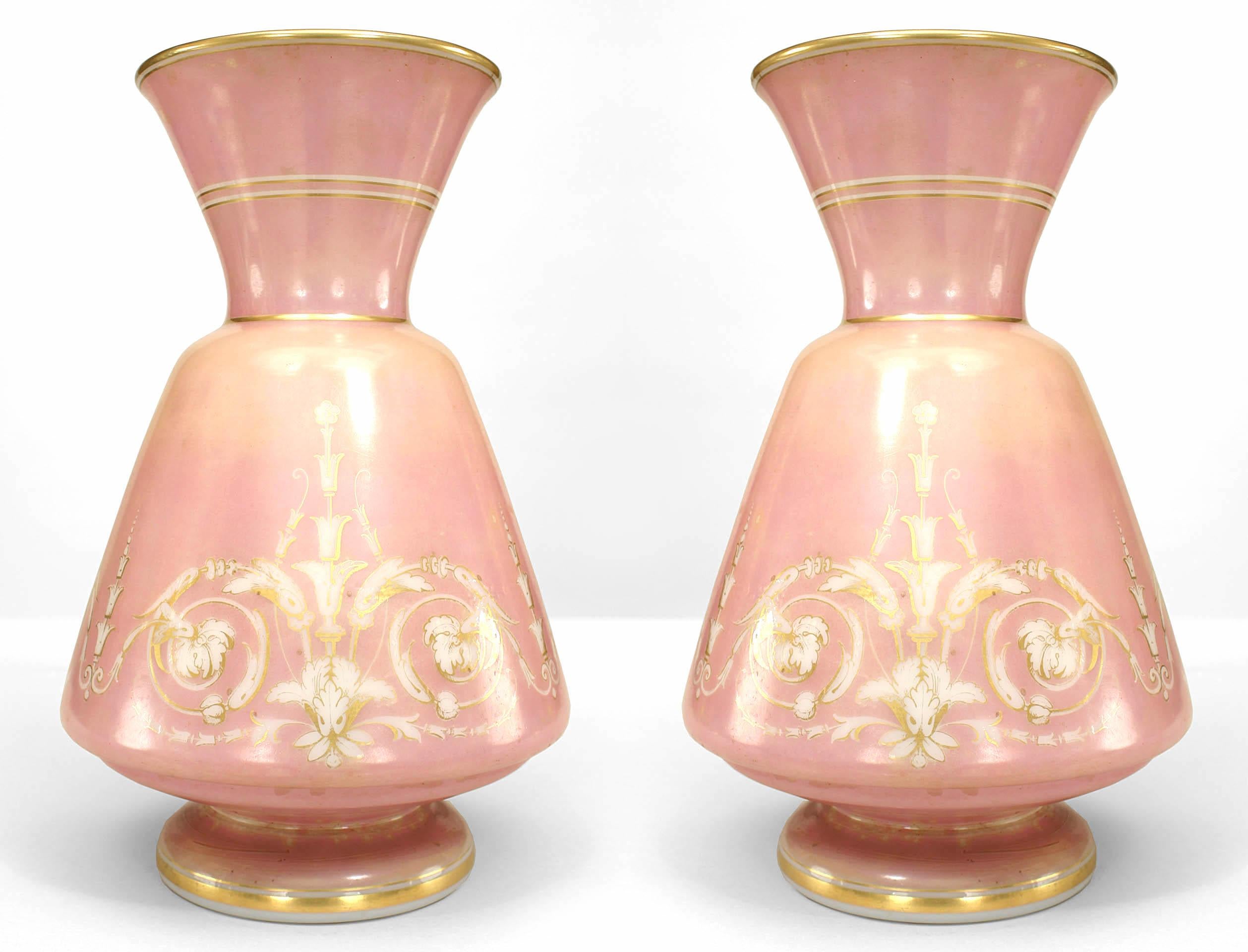 Paar französische viktorianische Vasen aus rosa Opalglas in Rosa (Französisch) im Angebot