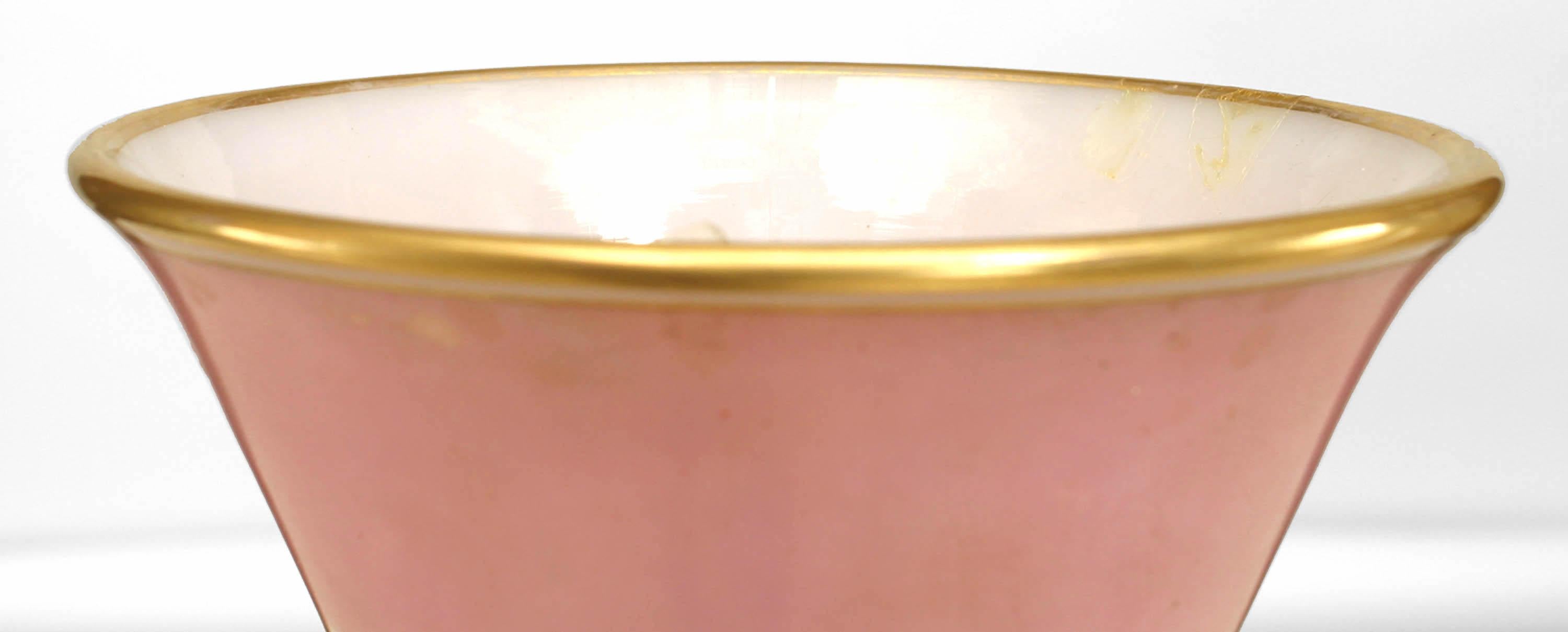 Coppia di vasi vittoriani francesi in vetro opalino rosa In condizioni buone in vendita a Queens, NY
