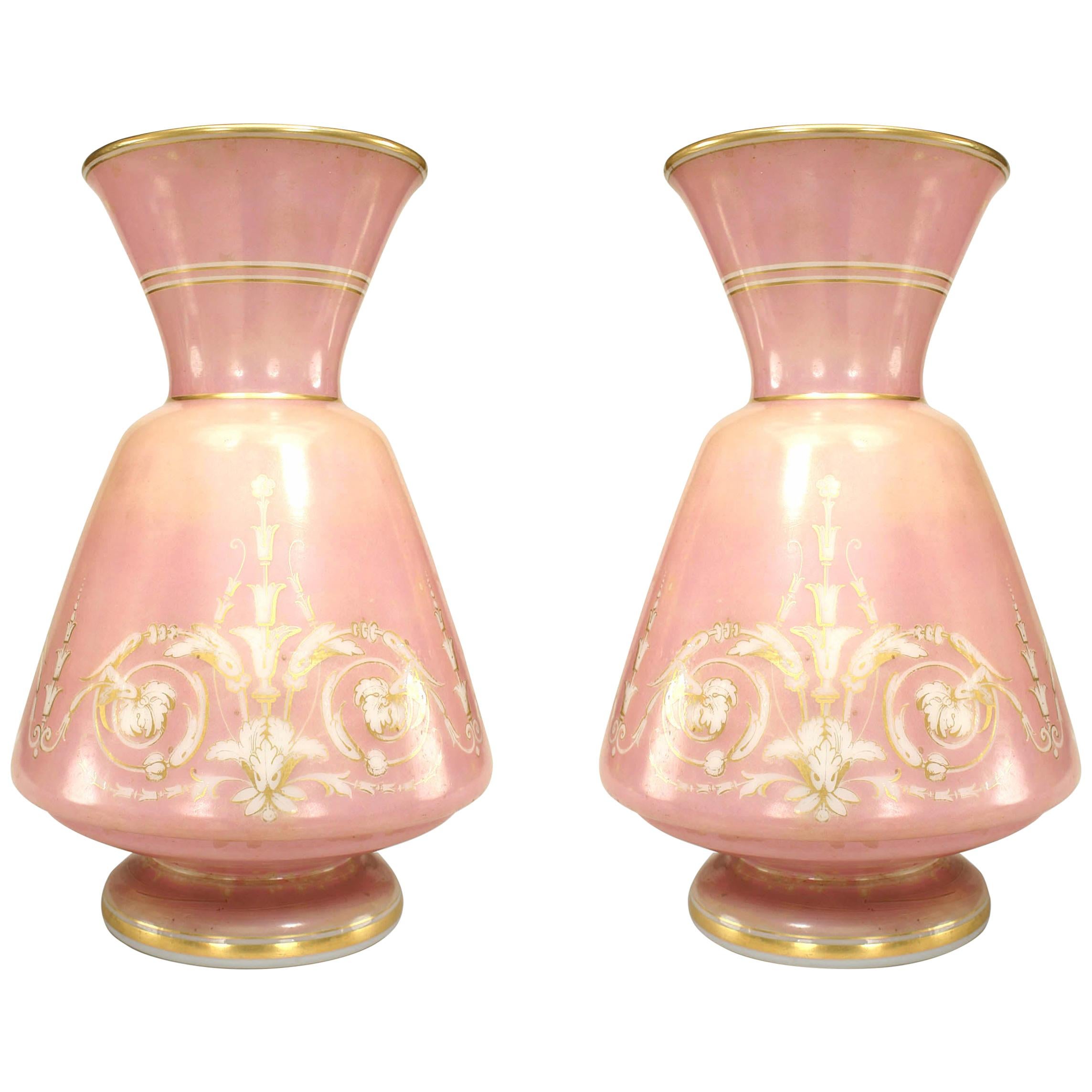 Paar französische viktorianische Vasen aus rosa Opalglas in Rosa im Angebot
