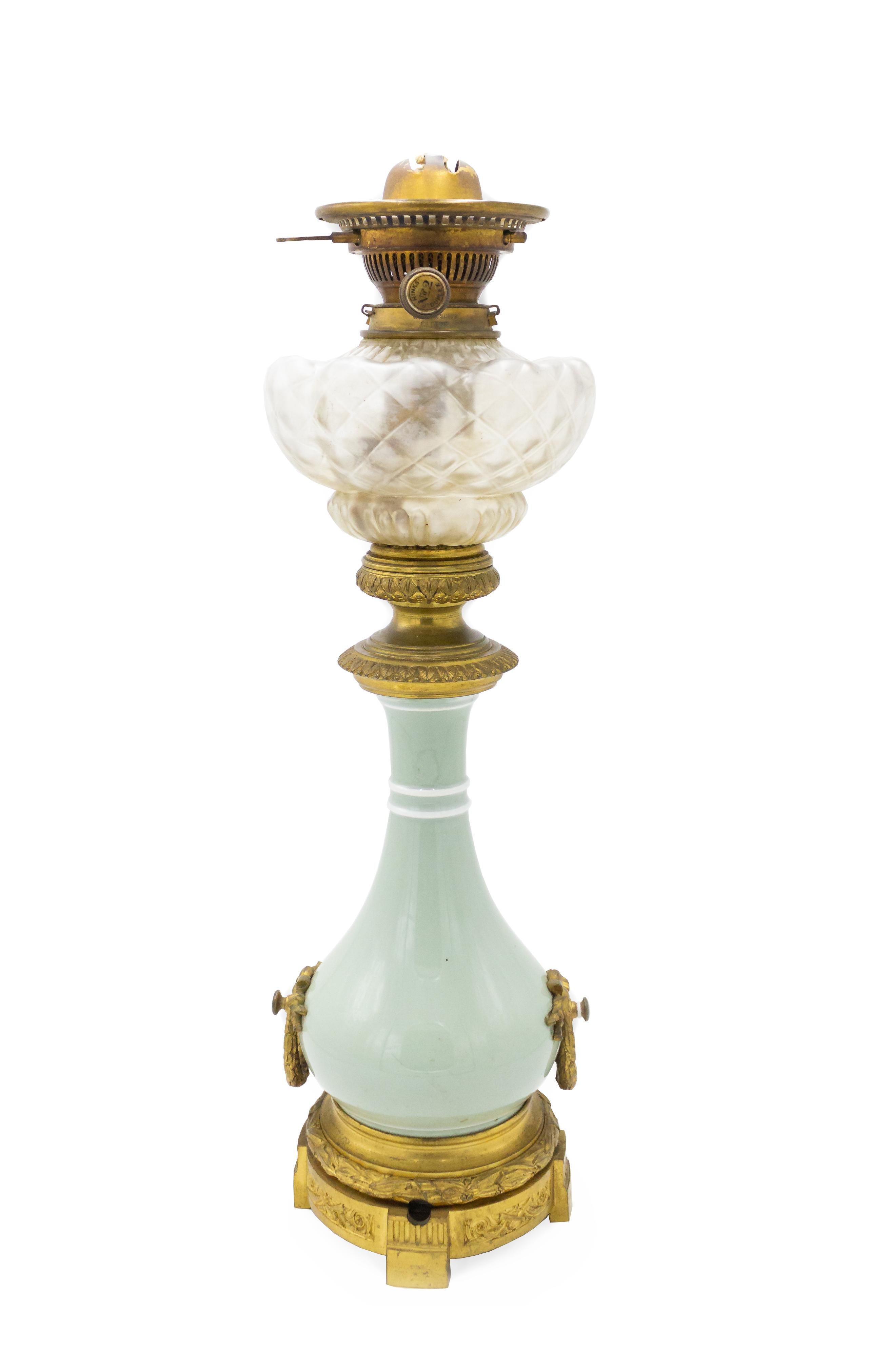Zwei Öllampen aus französischem, viktorianischem Seladon-Porzellan mit vergoldeten Metallbeschlägen, die einen Milchglas-Brunnen tragen.