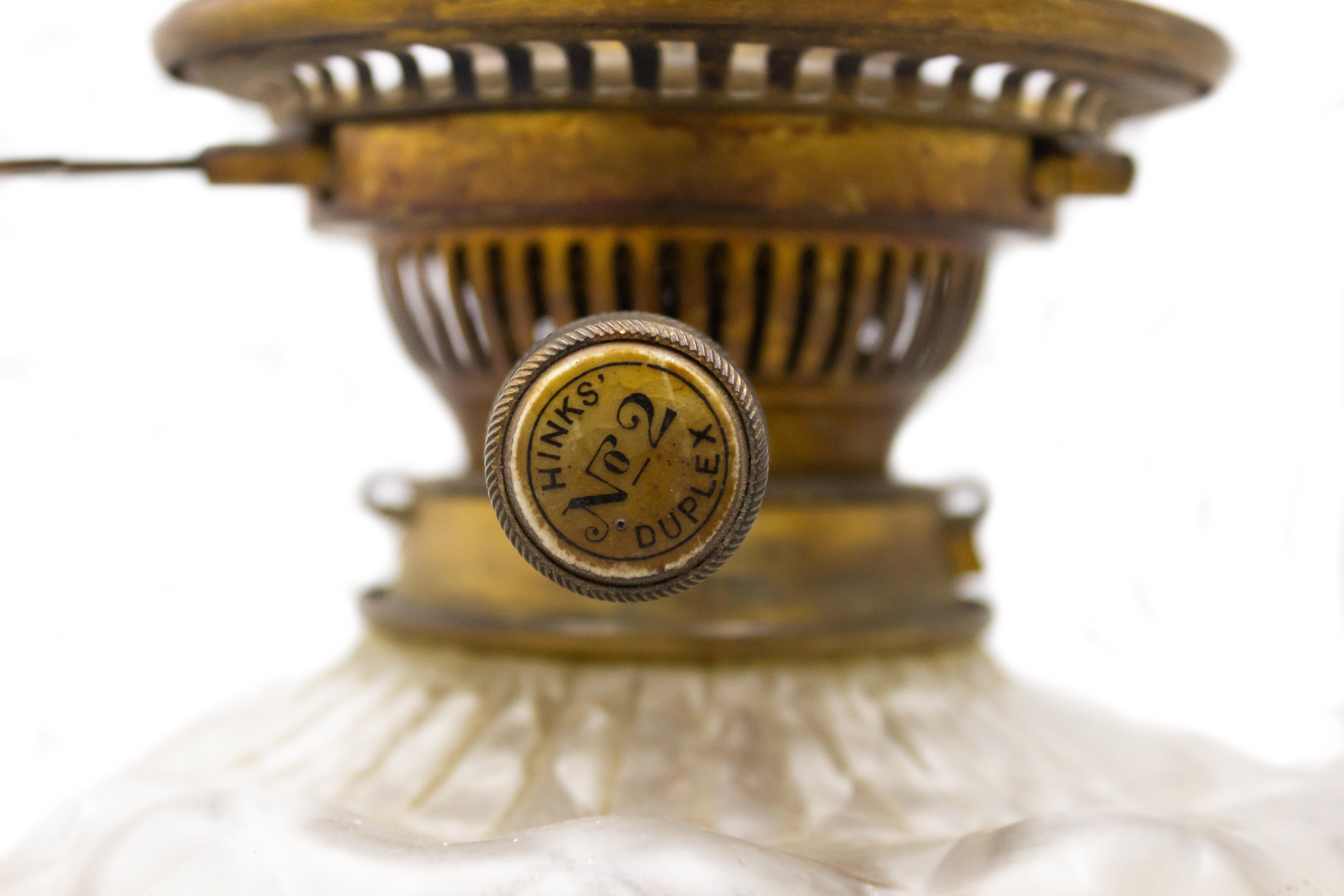 Französische viktorianische Öllampen aus Porzellan, Paar im Zustand „Gut“ im Angebot in New York, NY